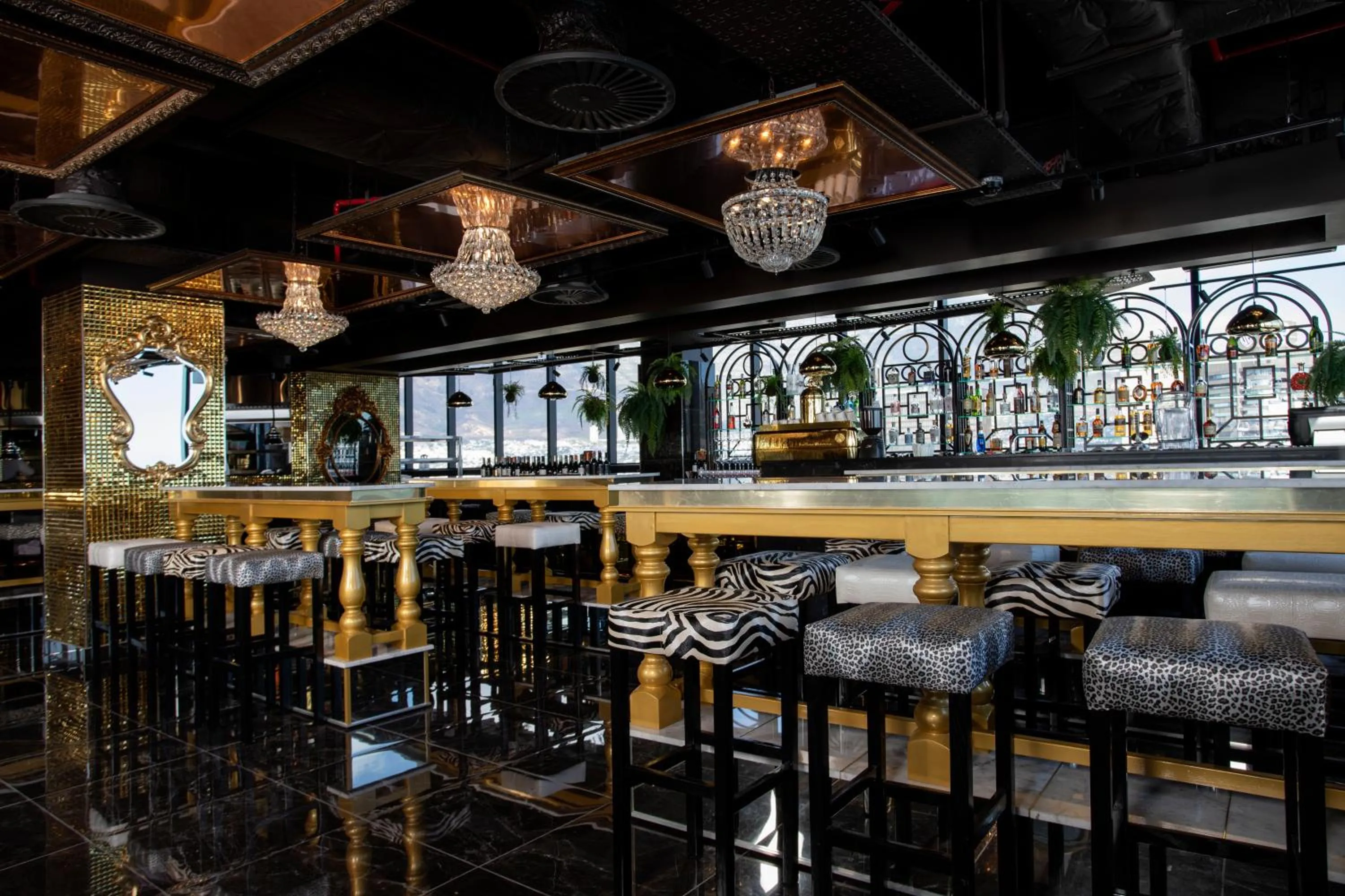 Restaurant/places to eat in Hotel Sky Cape Town