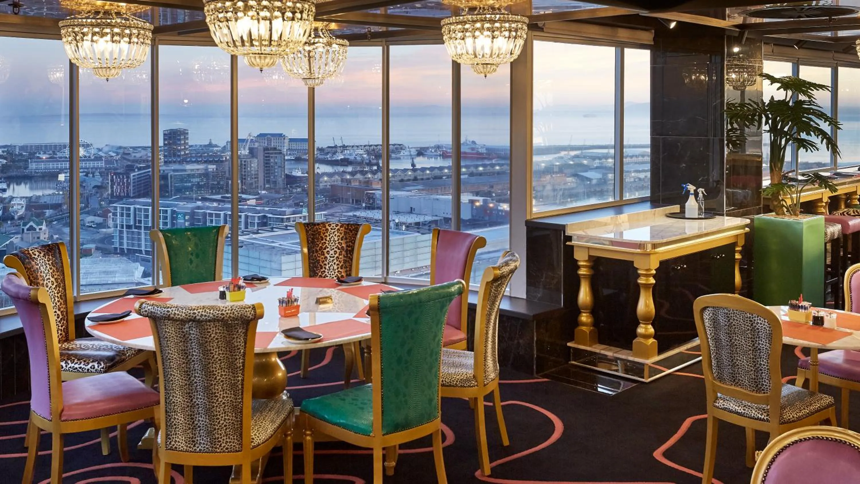 Restaurant/places to eat in Hotel Sky Cape Town