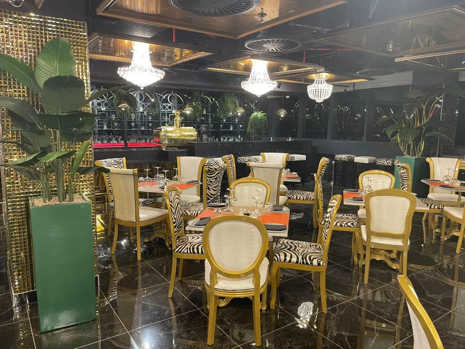 Restaurant/places to eat in Hotel Sky Cape Town