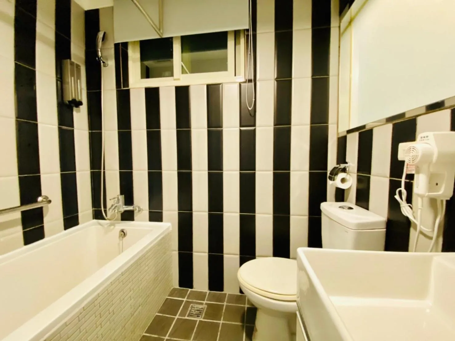 Shower in Hub Hotel Ximen Inn