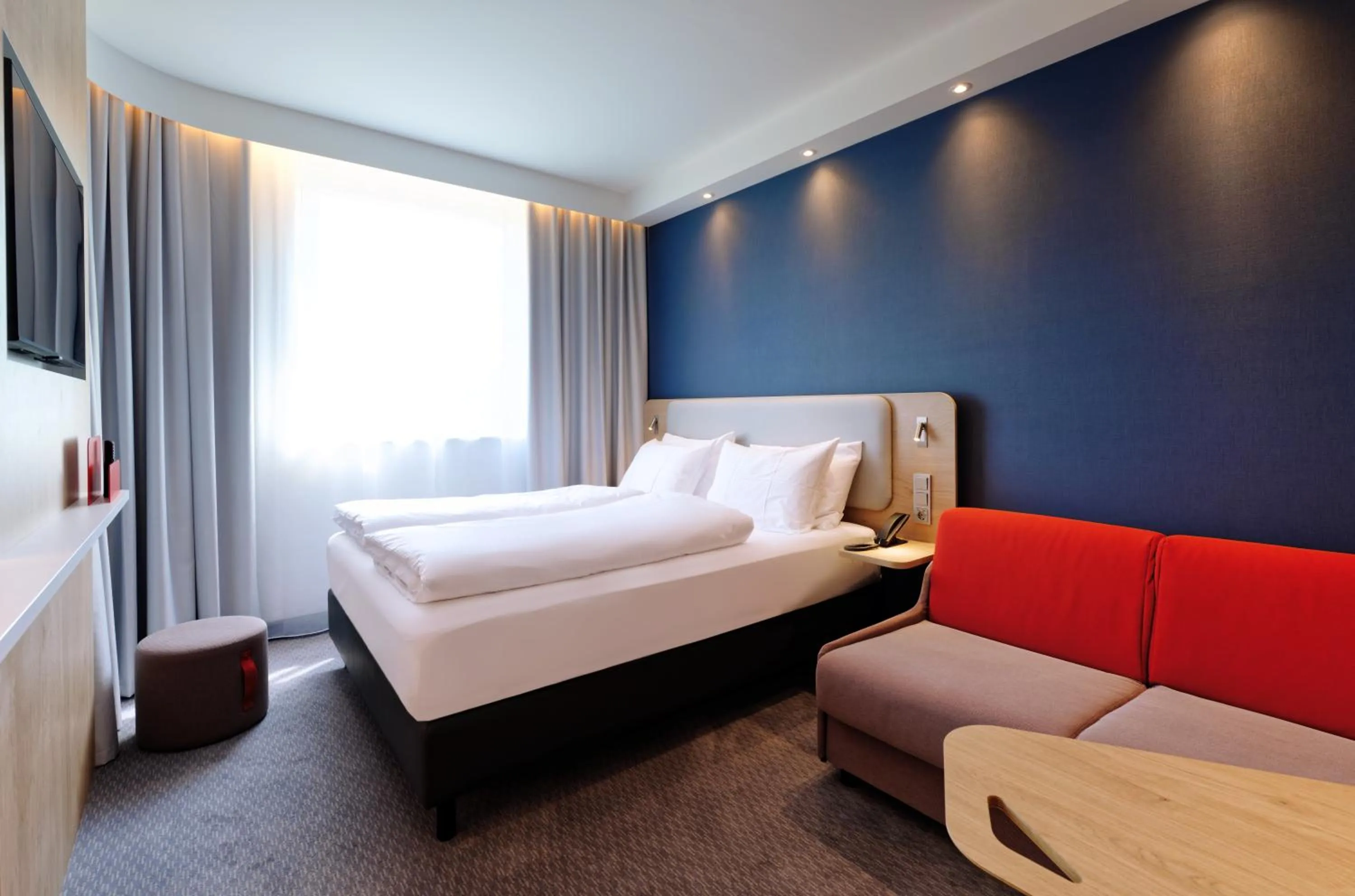Photo of the whole room, Bed in Holiday Inn Express - Lustenau