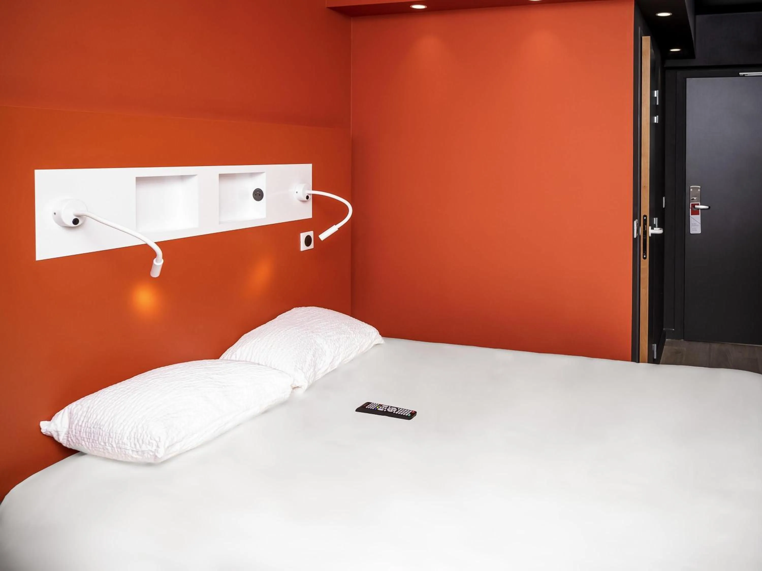 Bedroom, Bed in ibis Budget Cognac