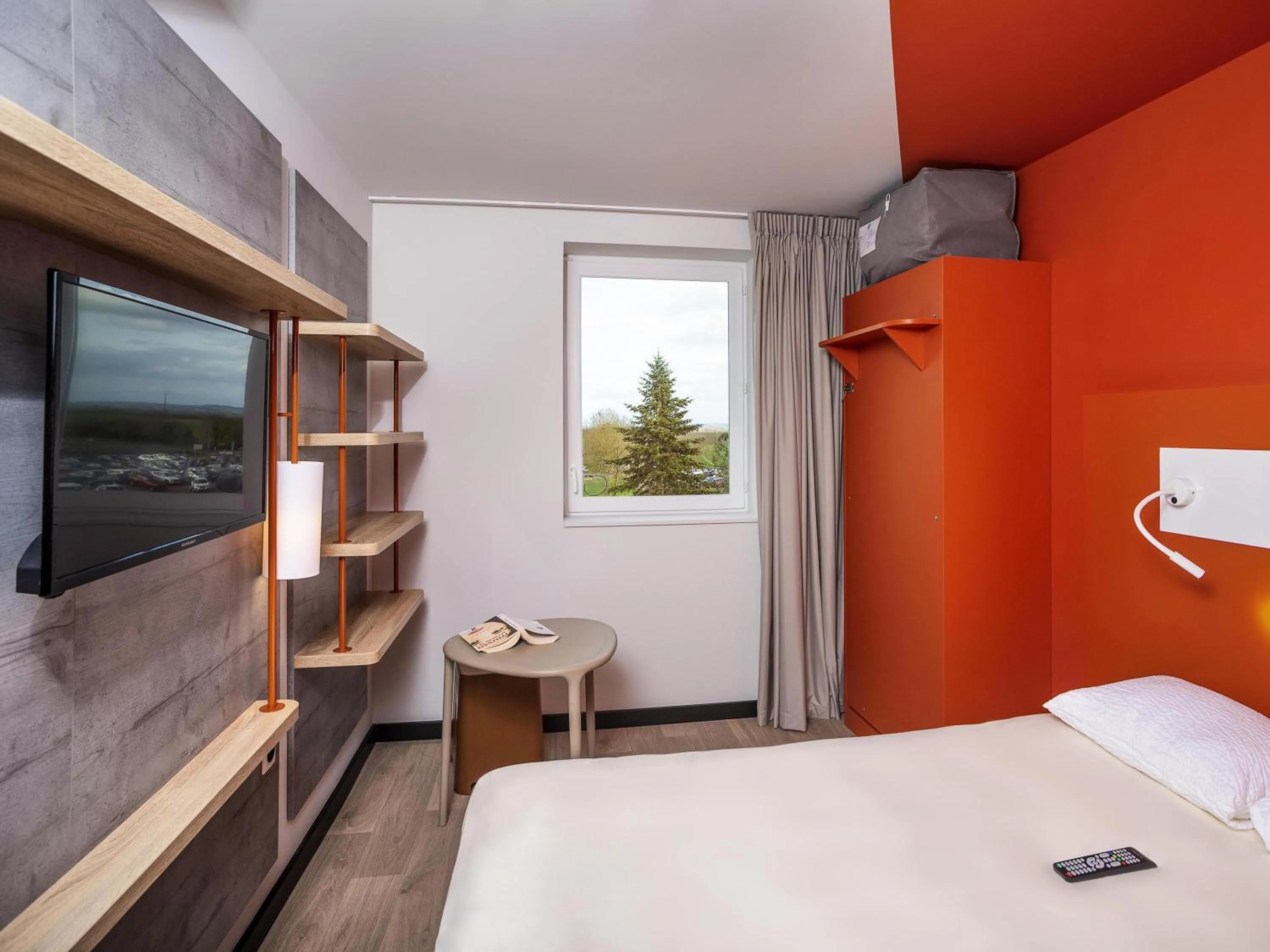 Bedroom, Bed in ibis Budget Cognac