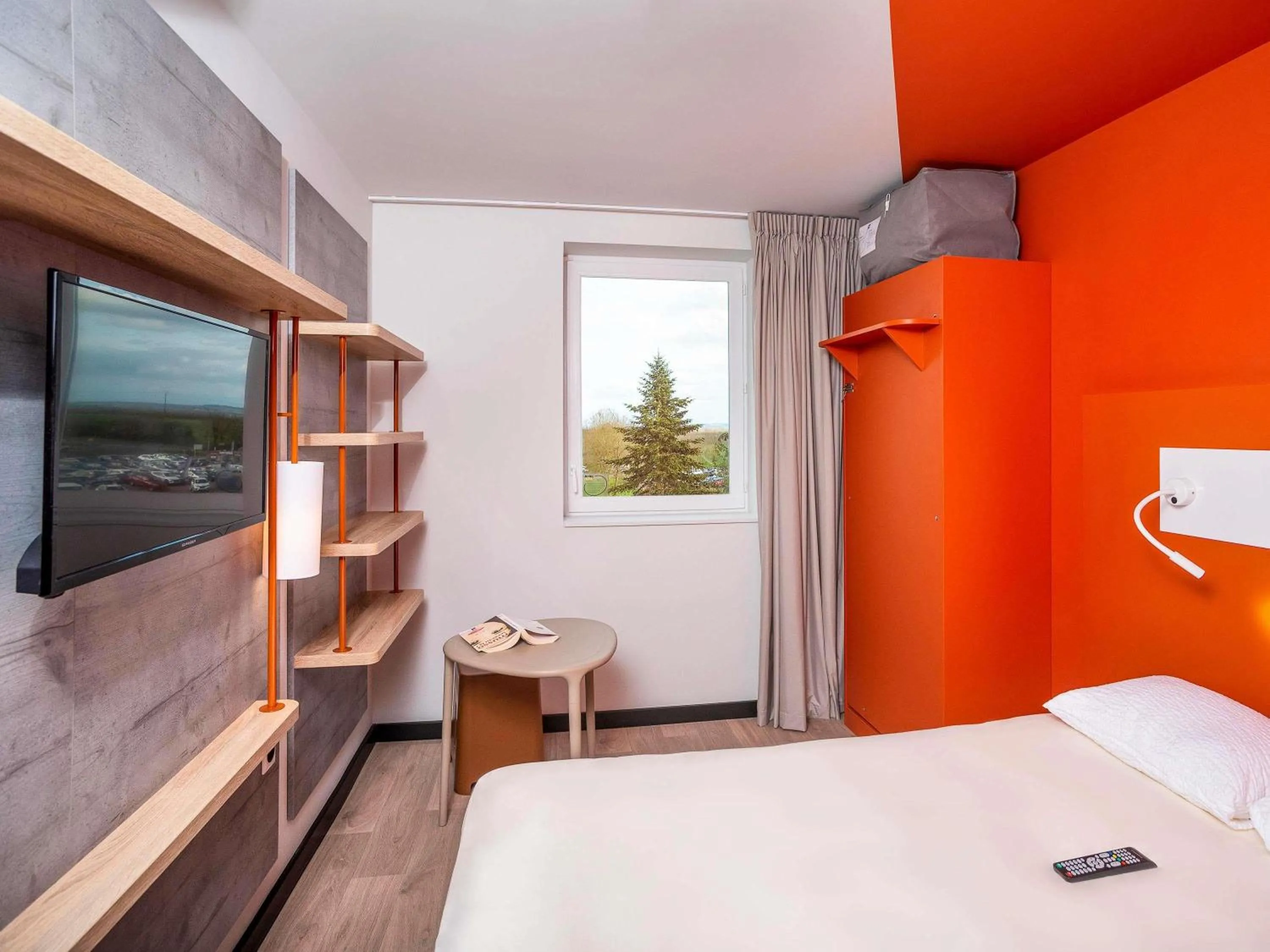 Property building, Bed in ibis Budget Cognac