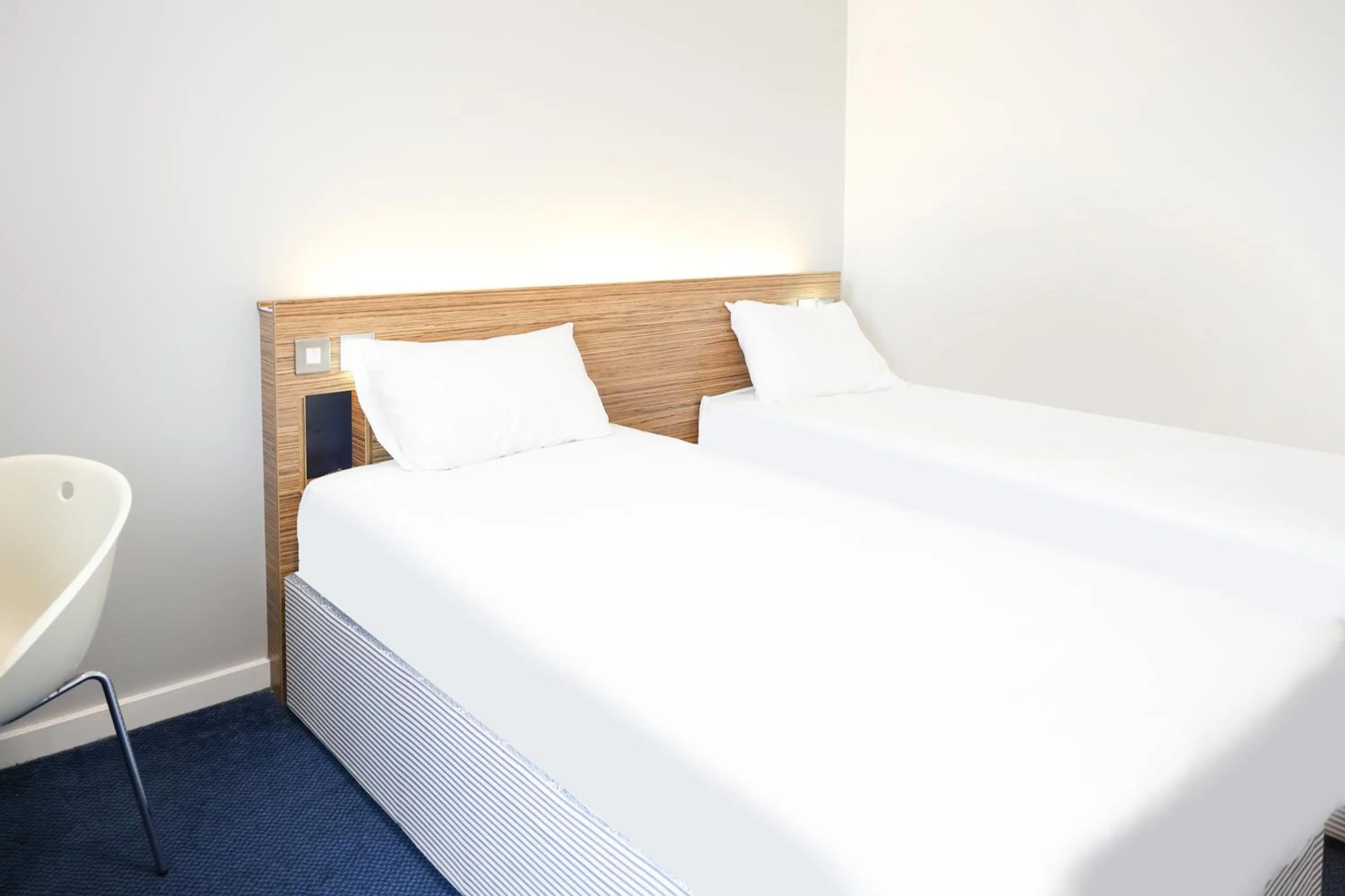 Photo of the whole room, Bed in GO2 Lancaster Centre Hotel by OYO