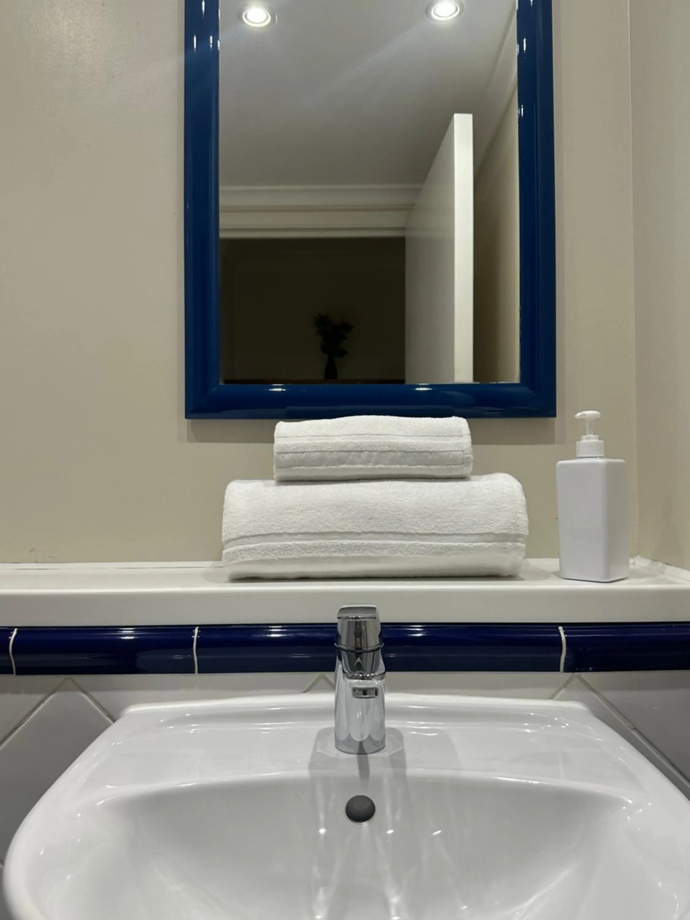 Bathroom in go2 Glasgow Cumbernauld Hotel - Free Parking and Pet Friendly