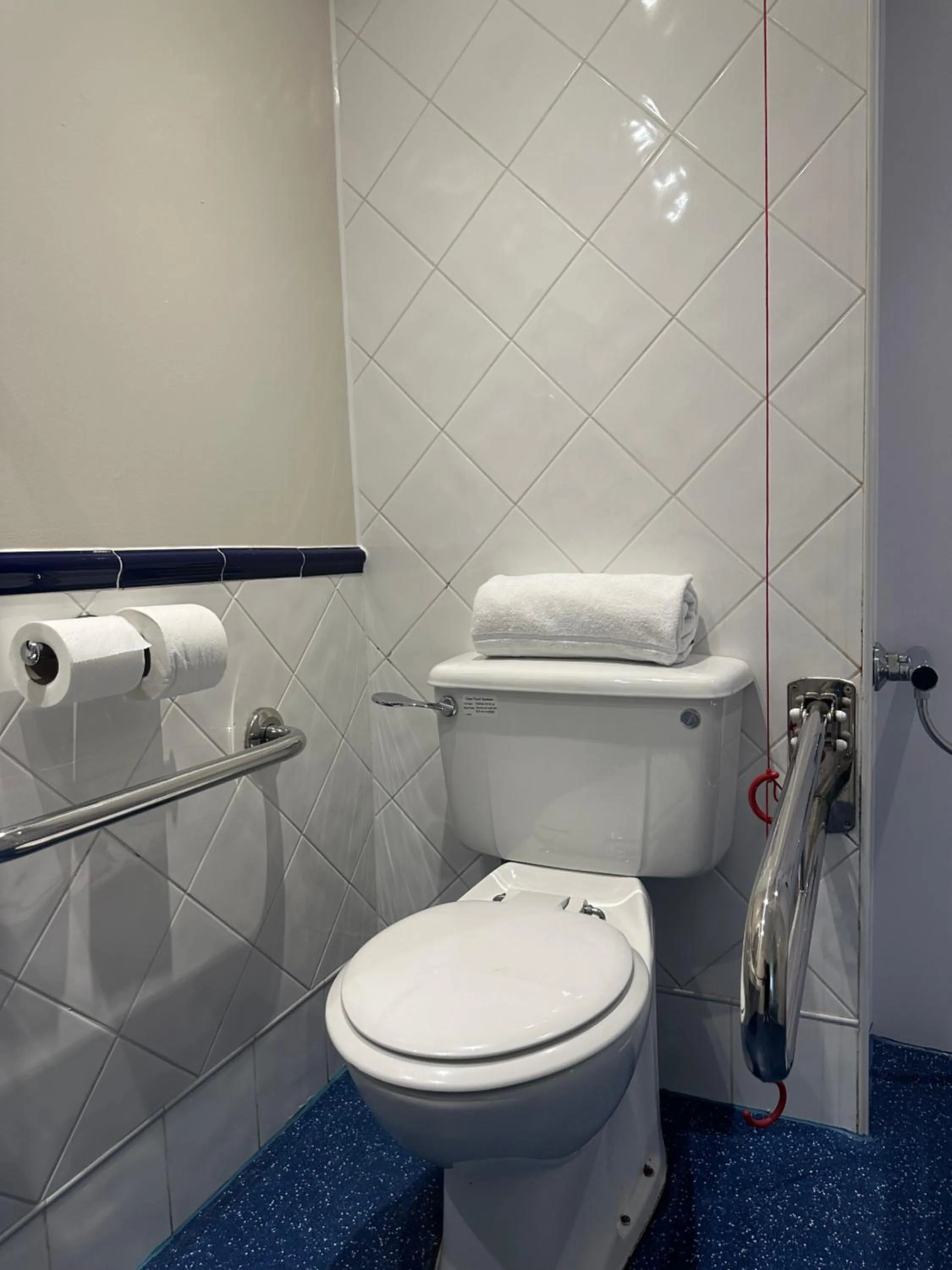 Toilet in go2 Glasgow Cumbernauld Hotel - Free Parking and Pet Friendly