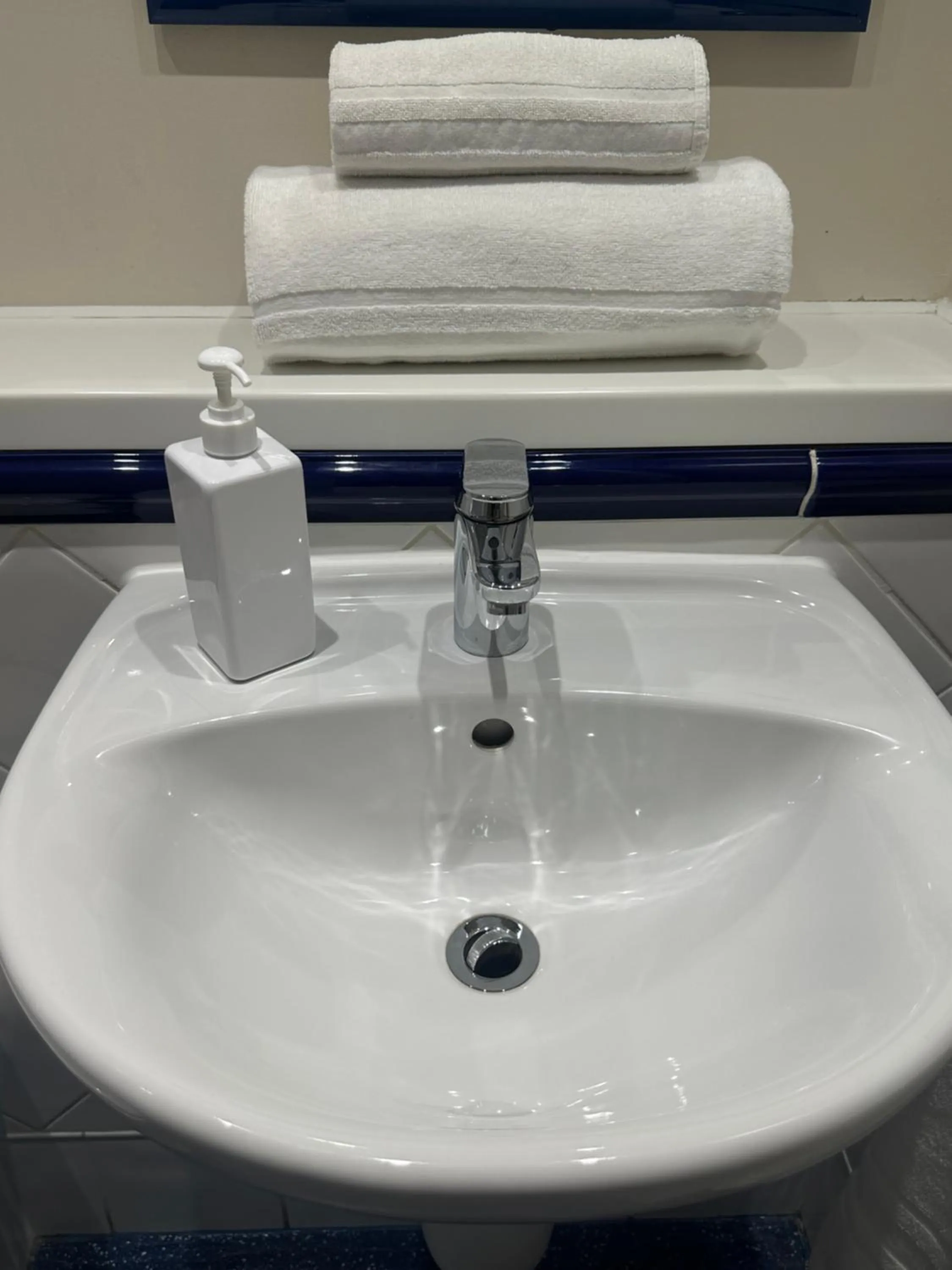 Bathroom in go2 Glasgow Cumbernauld Hotel - Free Parking and Pet Friendly