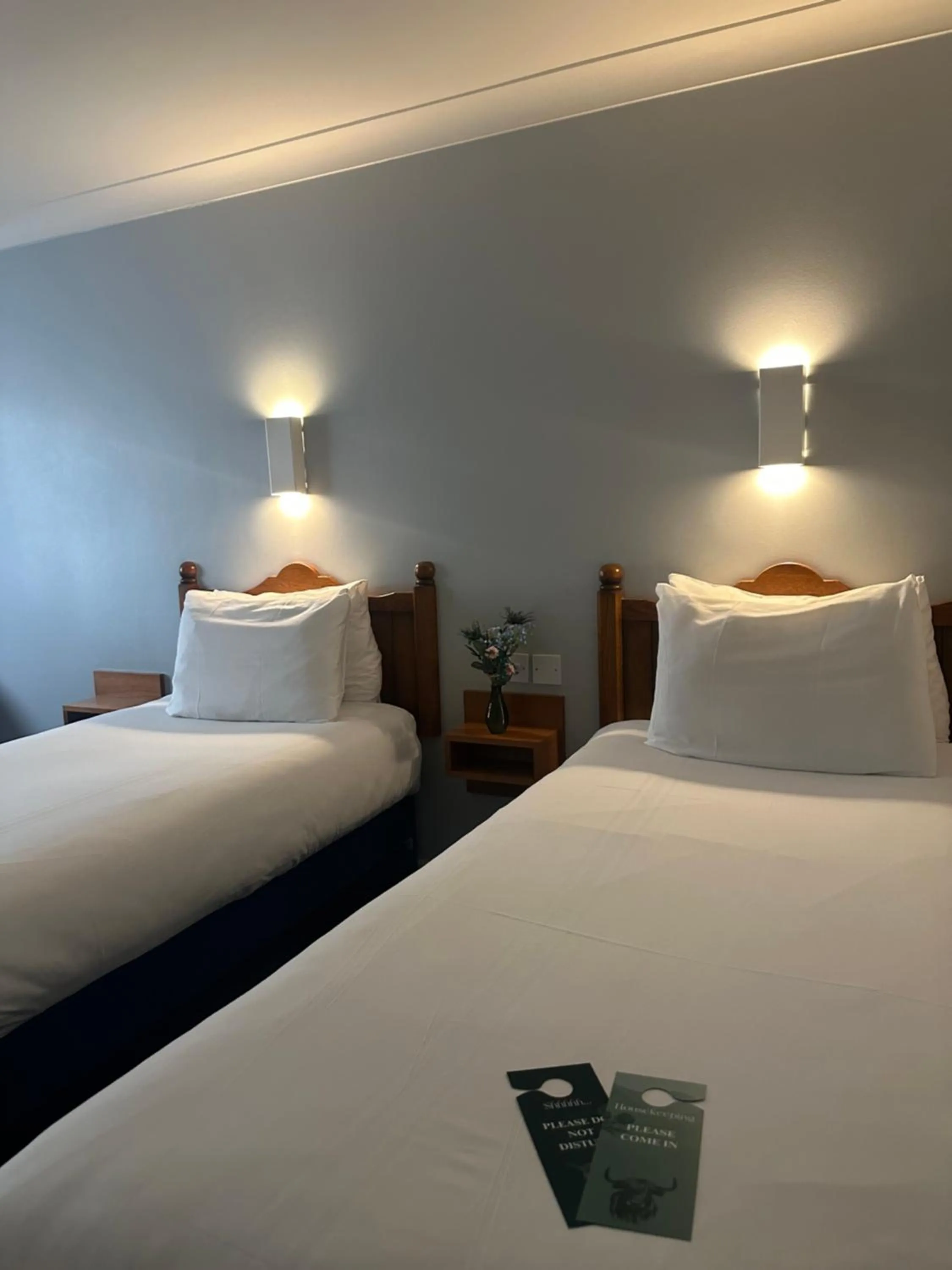 Bed in go2 Glasgow Cumbernauld Hotel - Free Parking and Pet Friendly