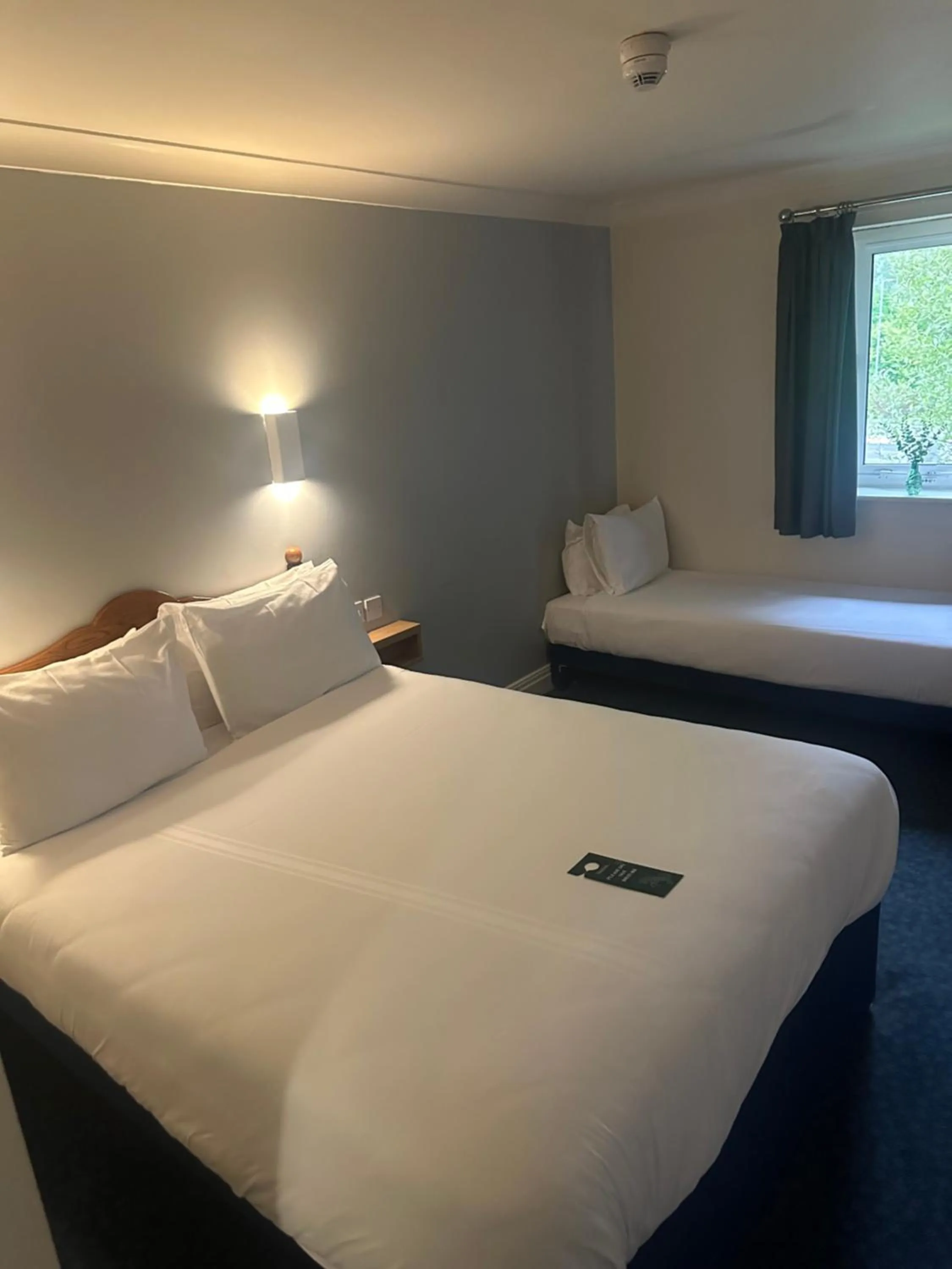 Bed in go2 Glasgow Cumbernauld Hotel - Free Parking and Pet Friendly