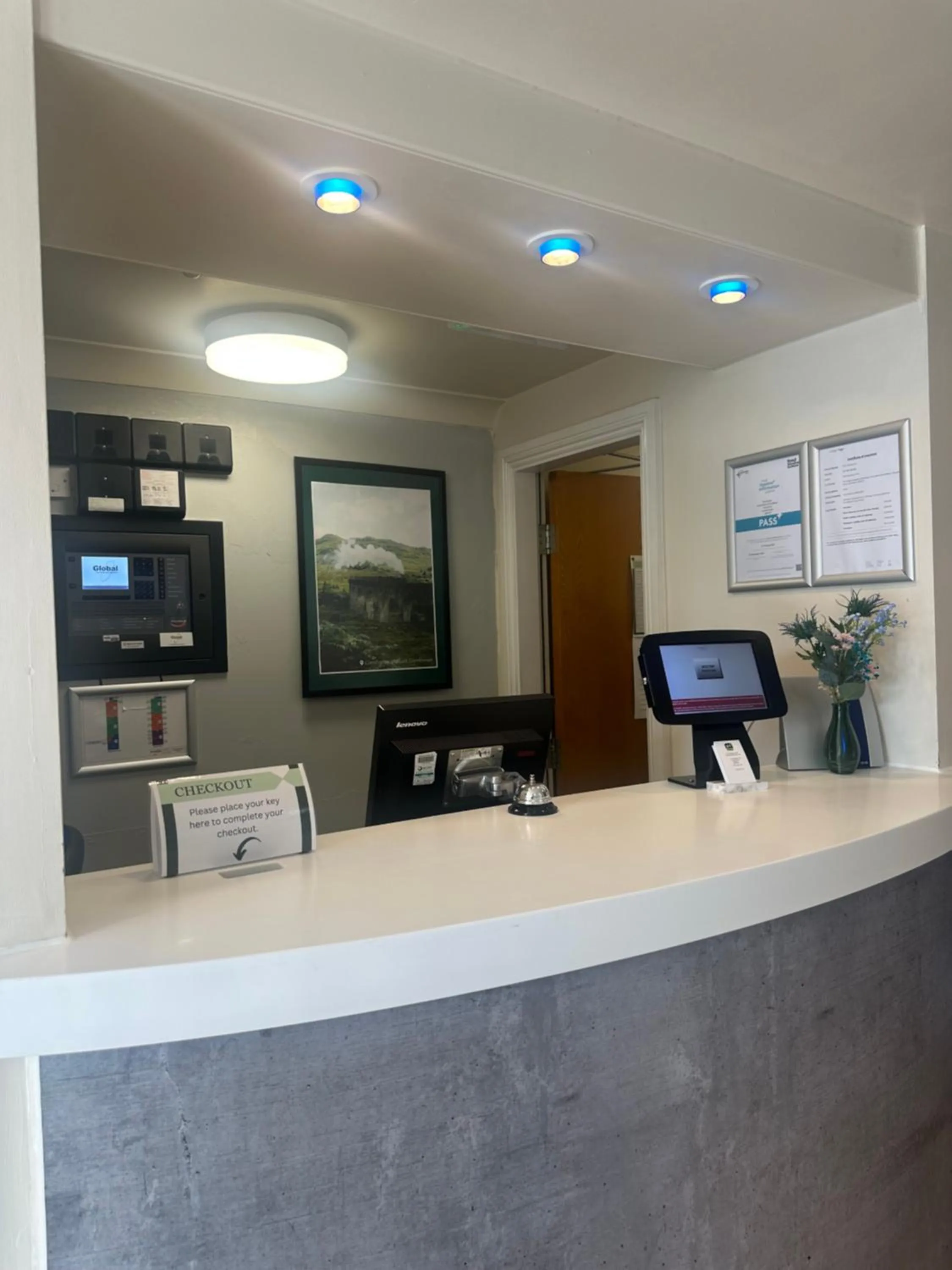 Lobby or reception in go2 Glasgow Cumbernauld Hotel - Free Parking and Pet Friendly