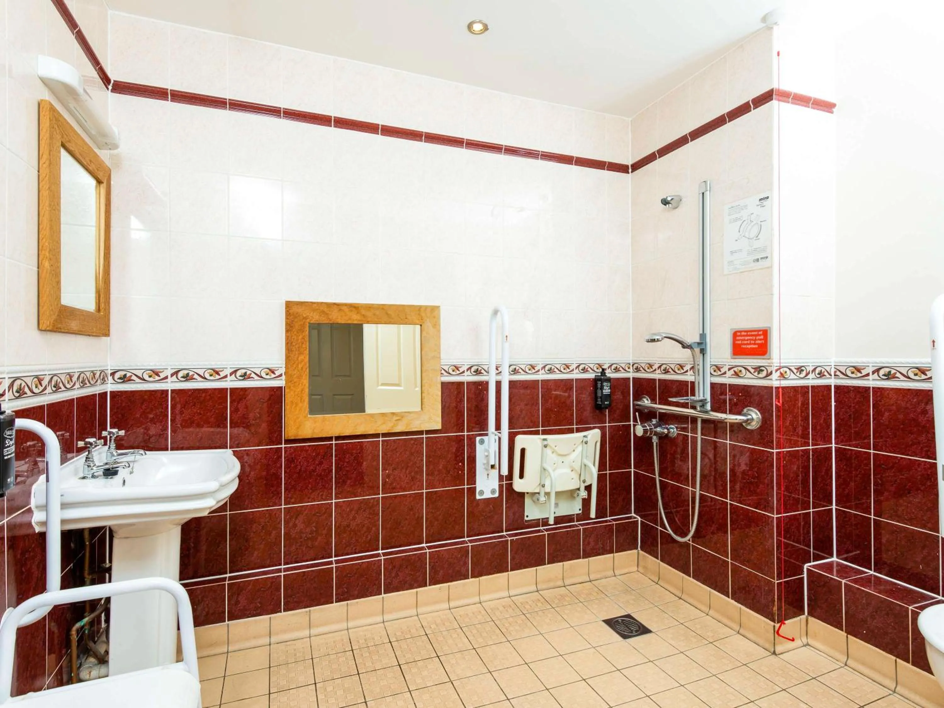 Bathroom in Ibis Budget Bromsgrove