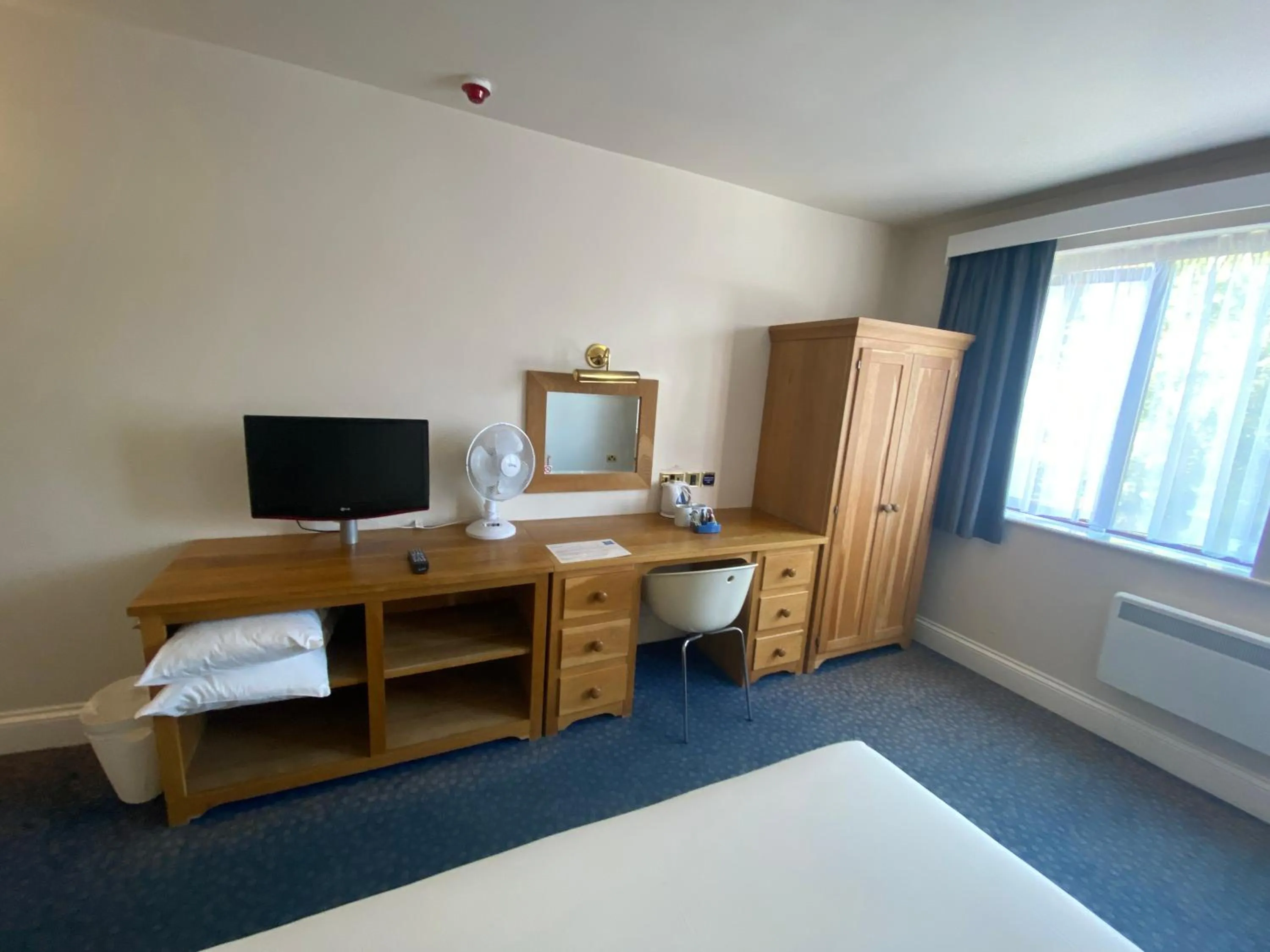 Facility for disabled guests, TV/Entertainment Center in Ibis Budget Bromsgrove
