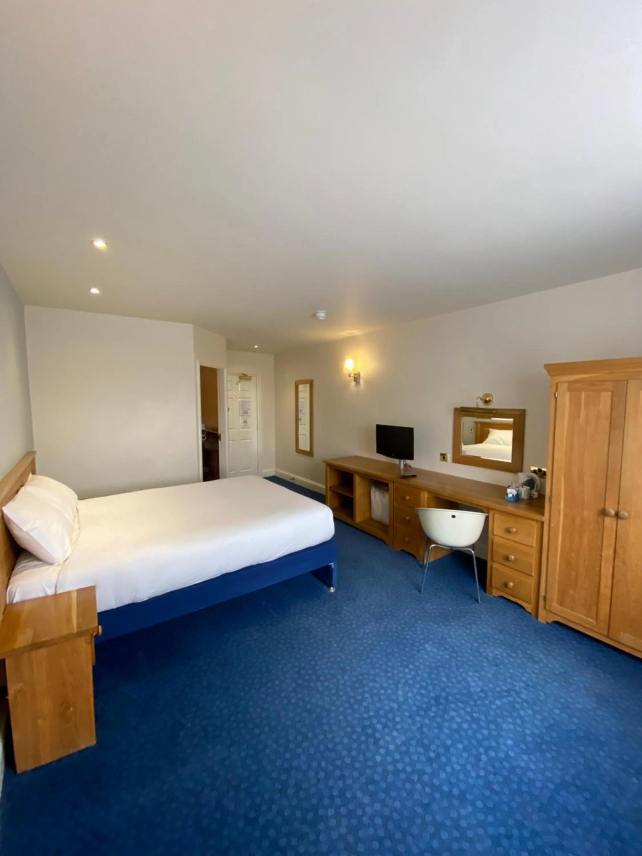 Bedroom in Ibis Budget Bromsgrove