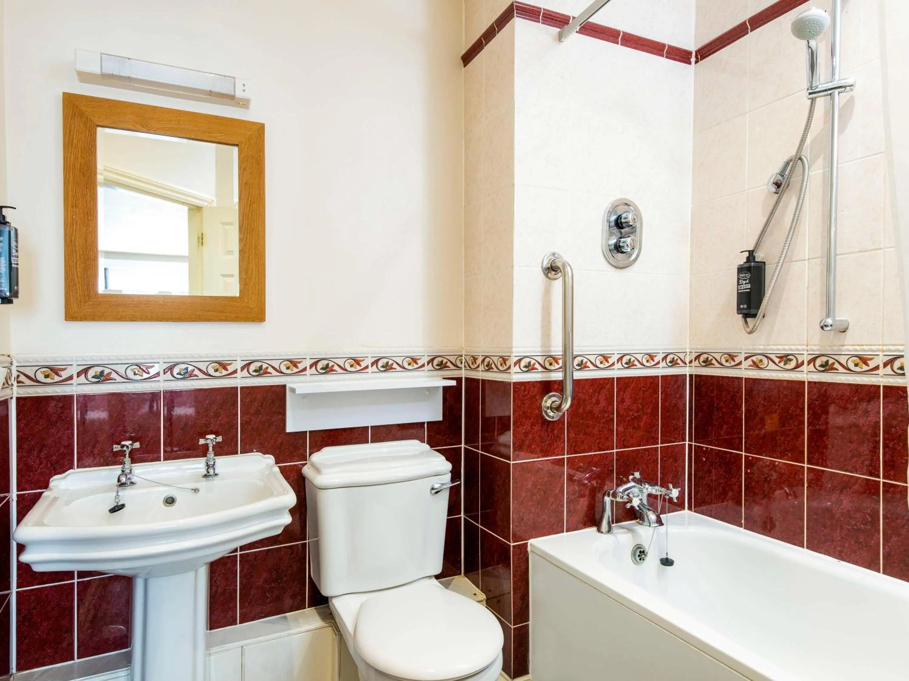 Bathroom in Ibis Budget Bromsgrove