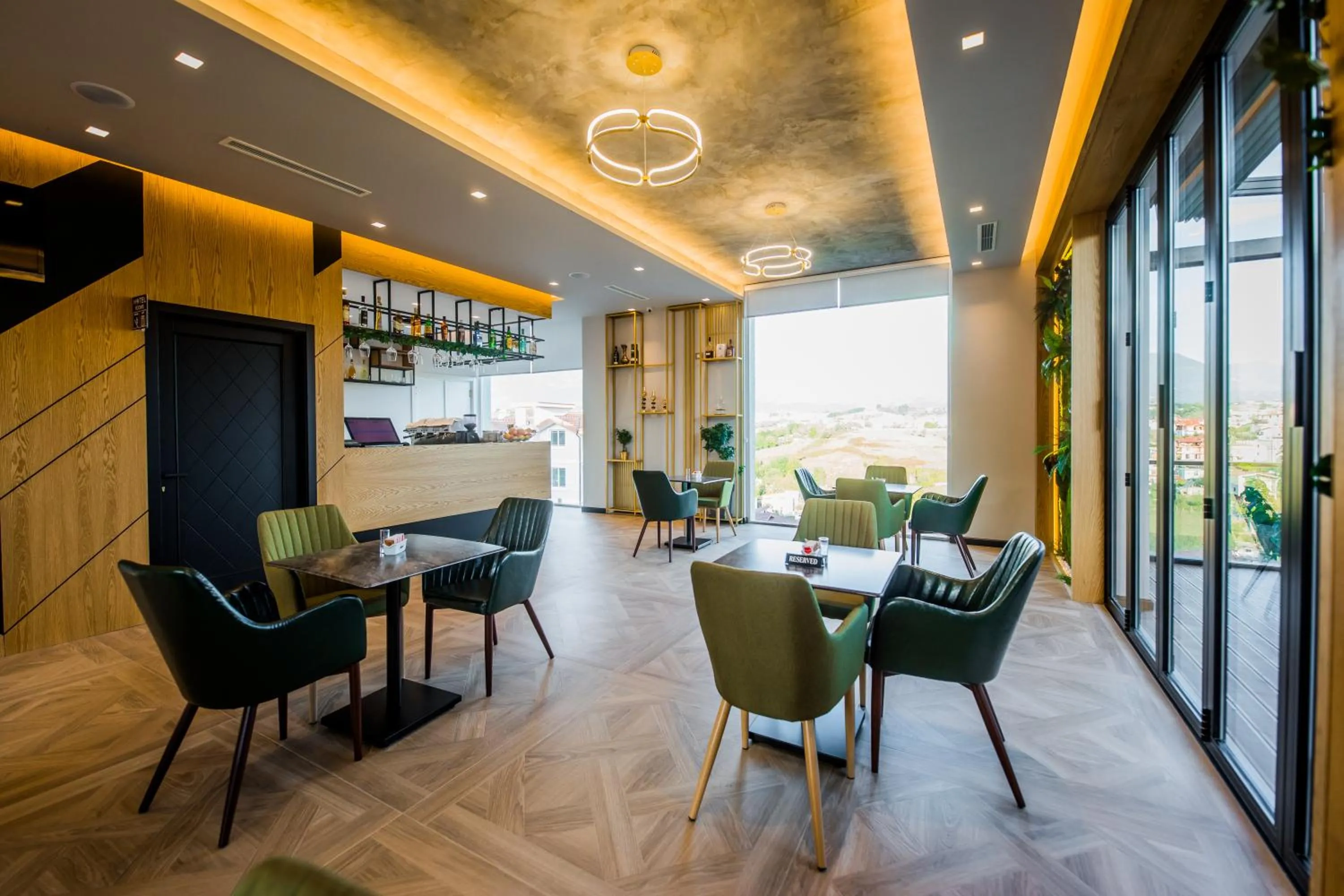 Restaurant/places to eat in Hotel Bonsai