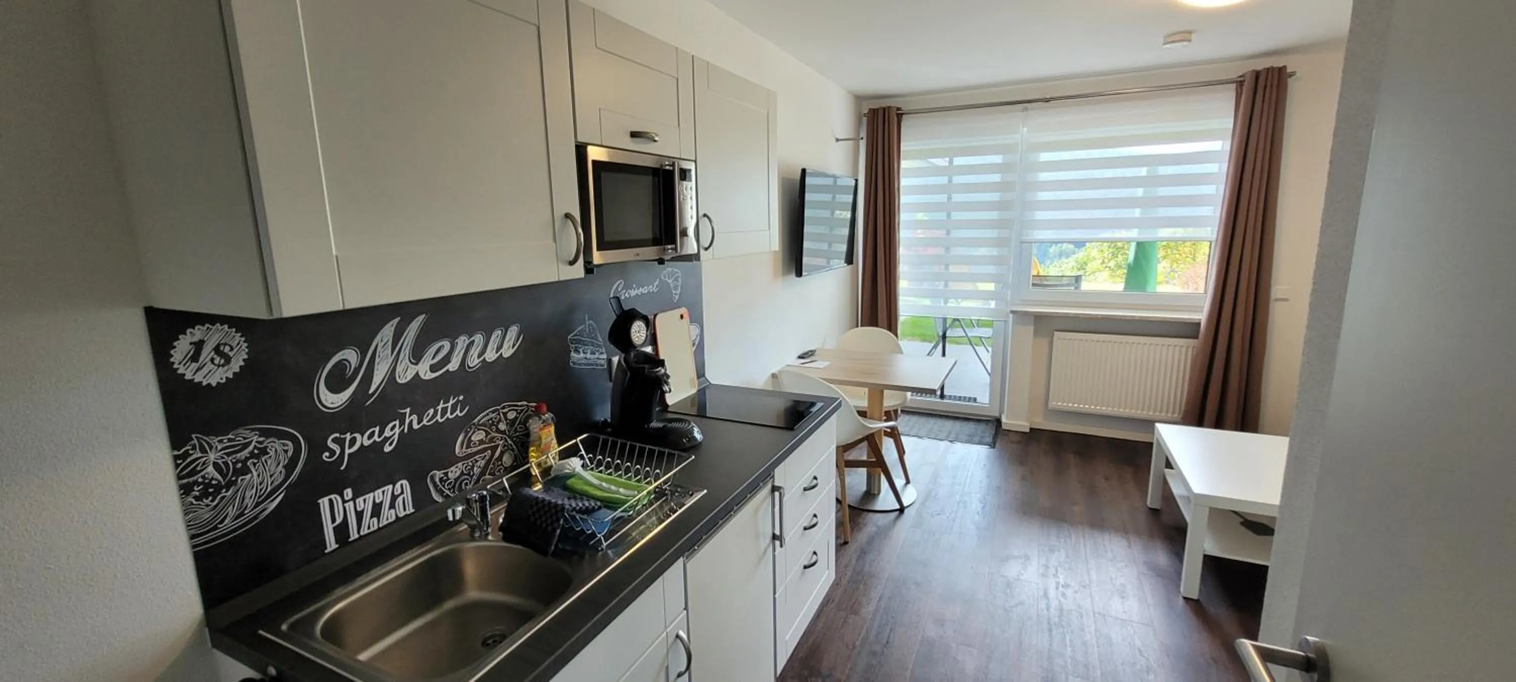 Kitchen or kitchenette in BayVista Lodge - Studios & Apartments