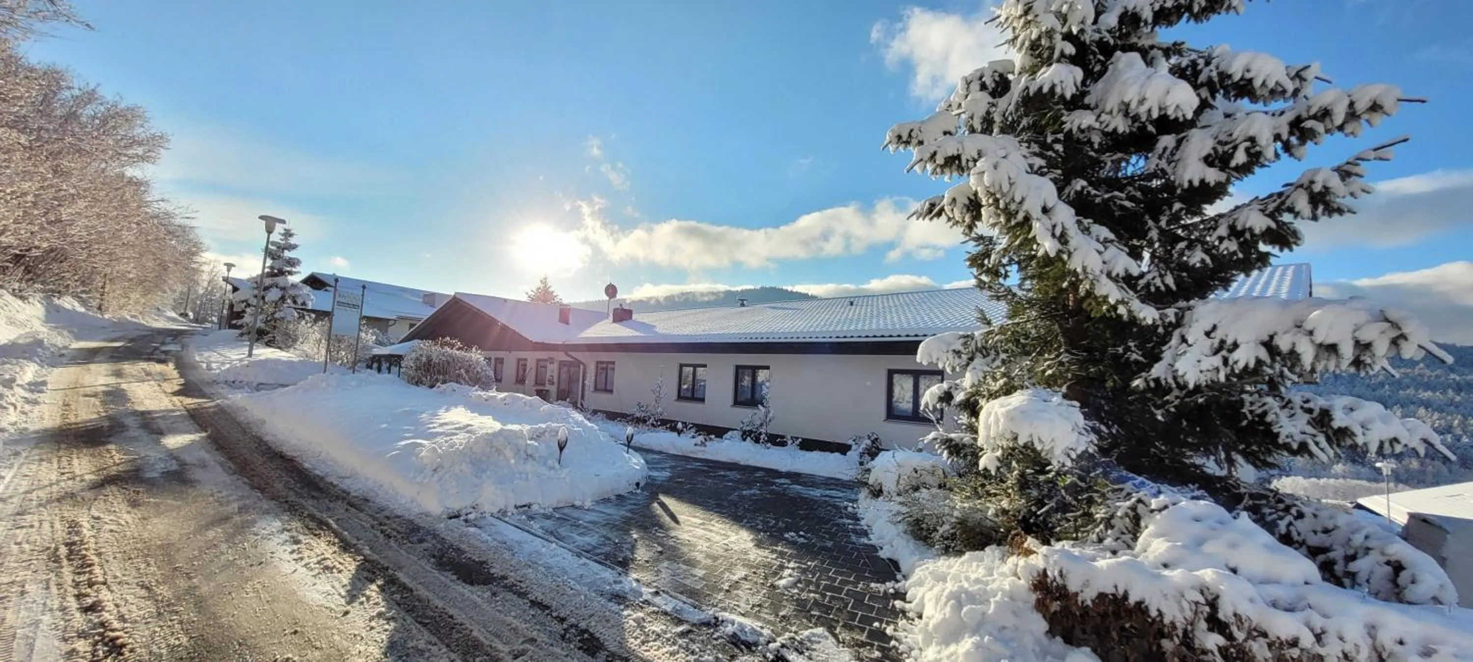 Property building in BayVista Lodge - Studios & Apartments