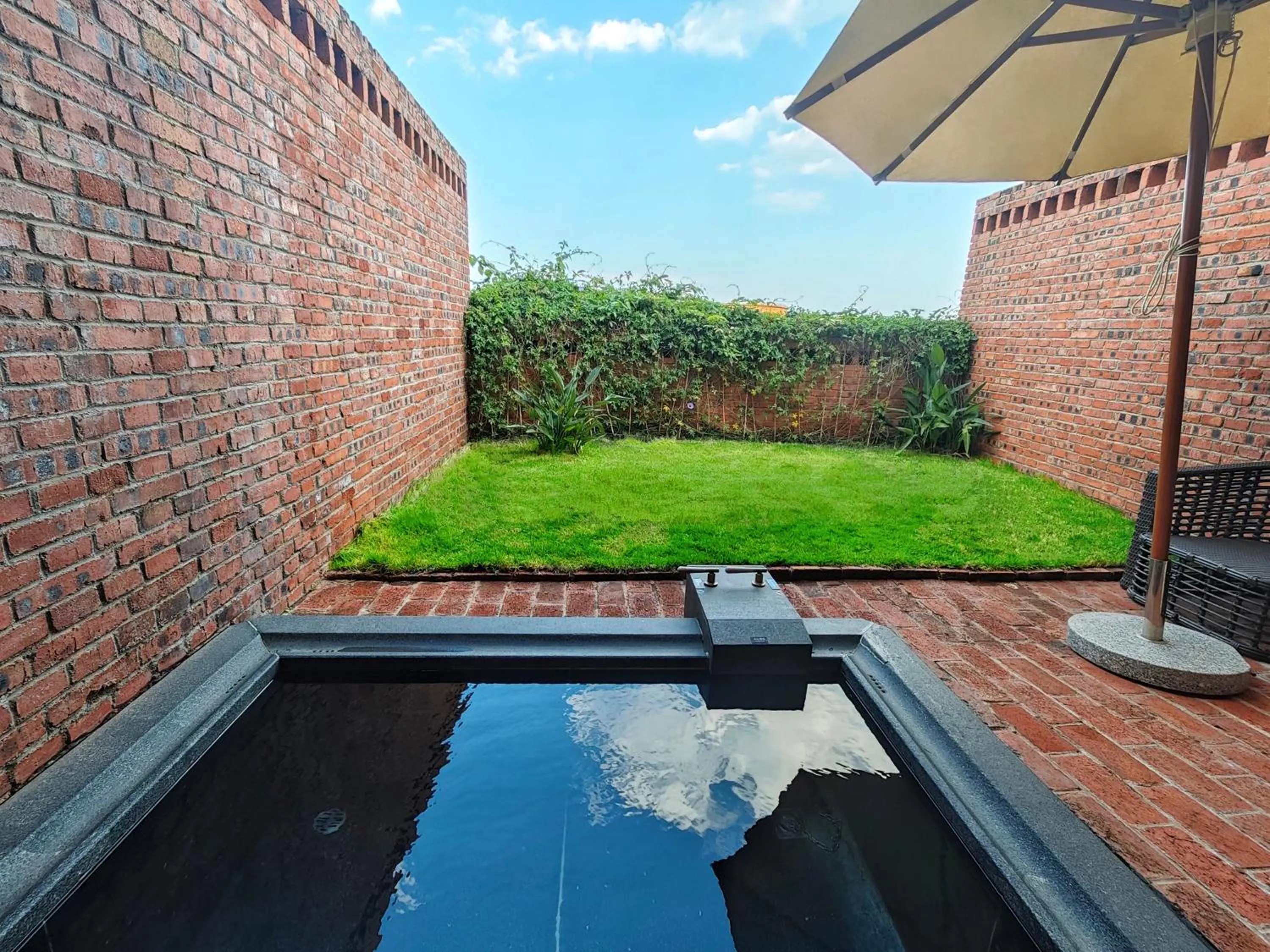 Hot Spring Bath in DongFengYun Hotel Mi'Le - MGallery Collection