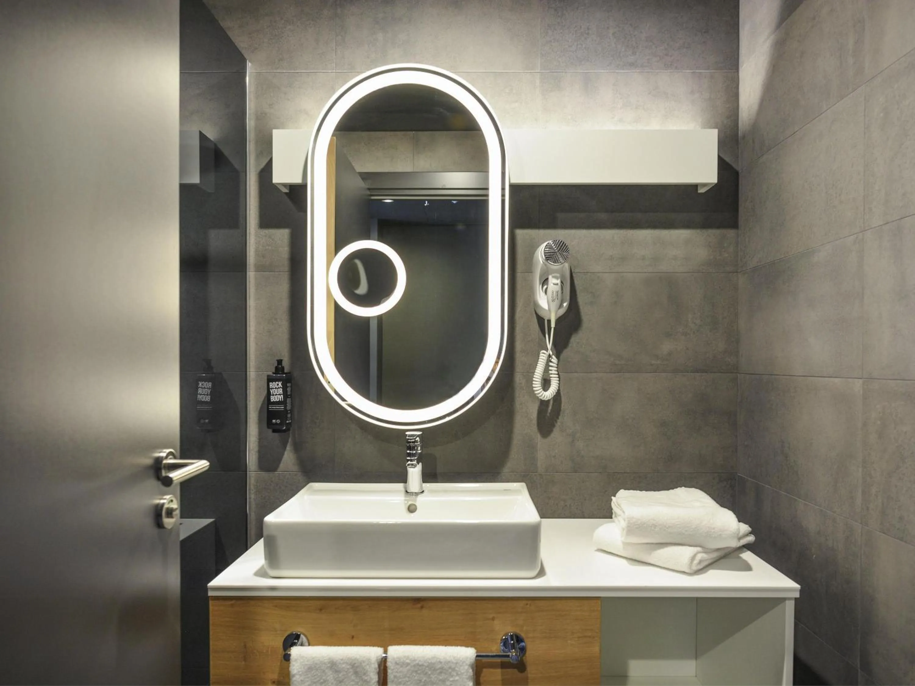 Bedroom in ibis Bucharest Politehnica