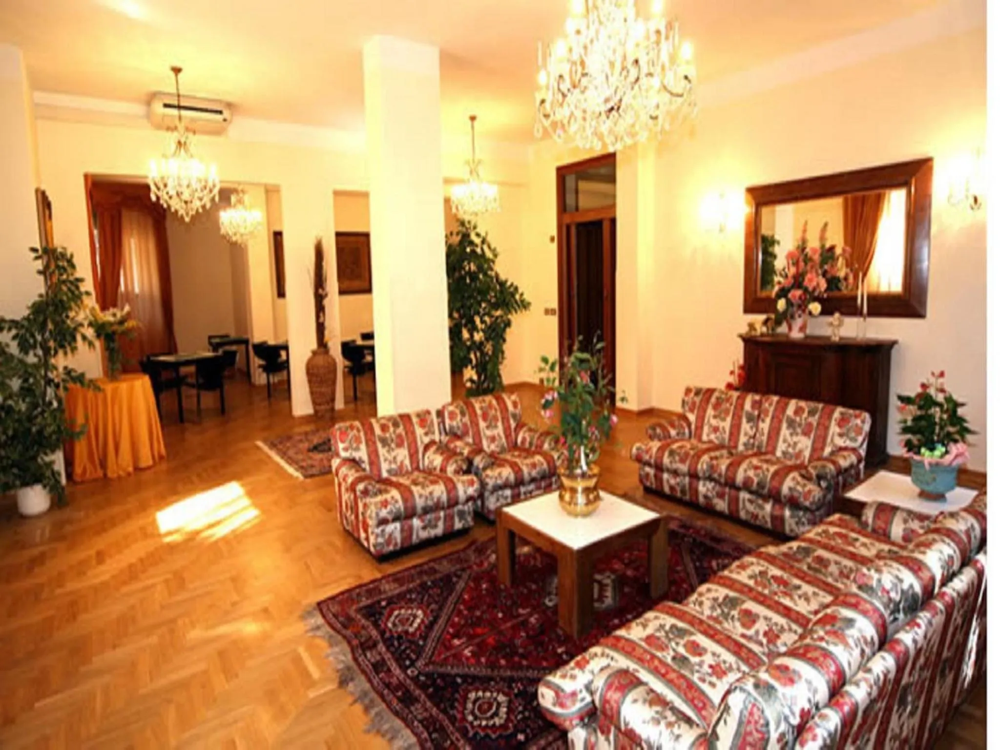 Communal lounge/ TV room in Hotel President