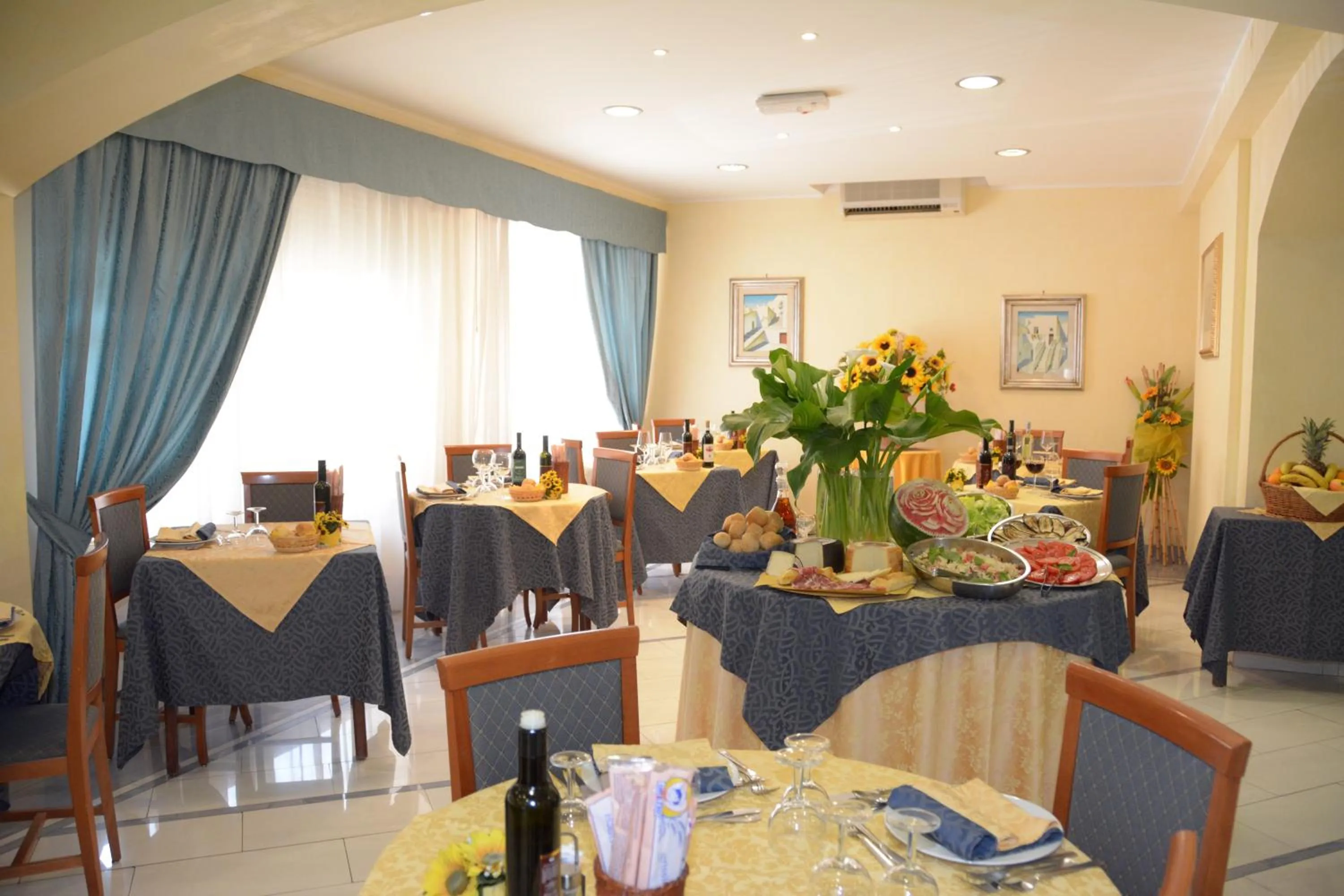 Restaurant/places to eat in Hotel President