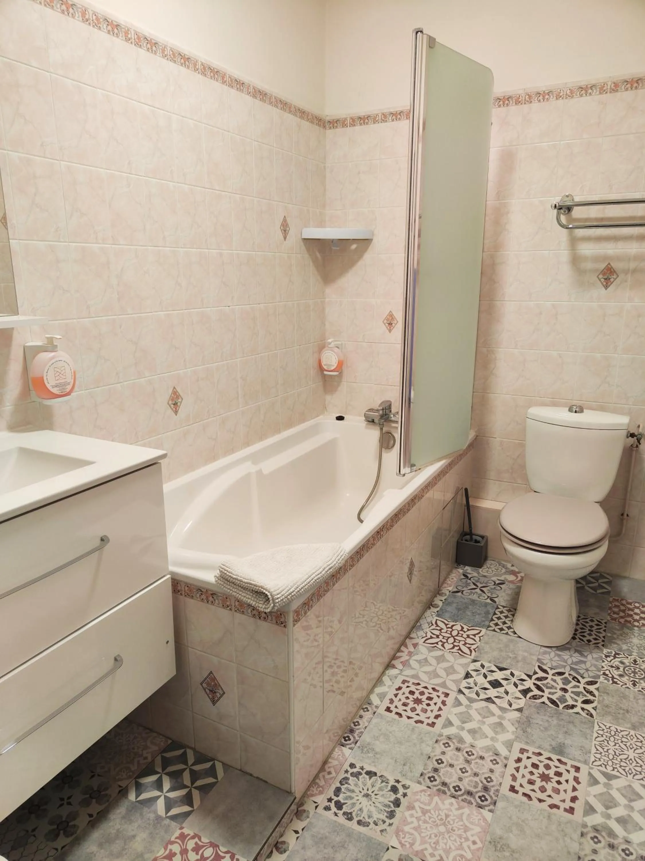 Shower in Hôtel-Restaurant le Commerce