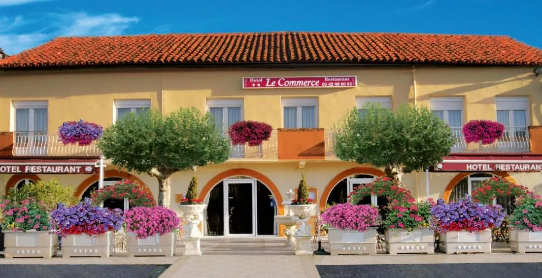 Property building in Hôtel-Restaurant le Commerce