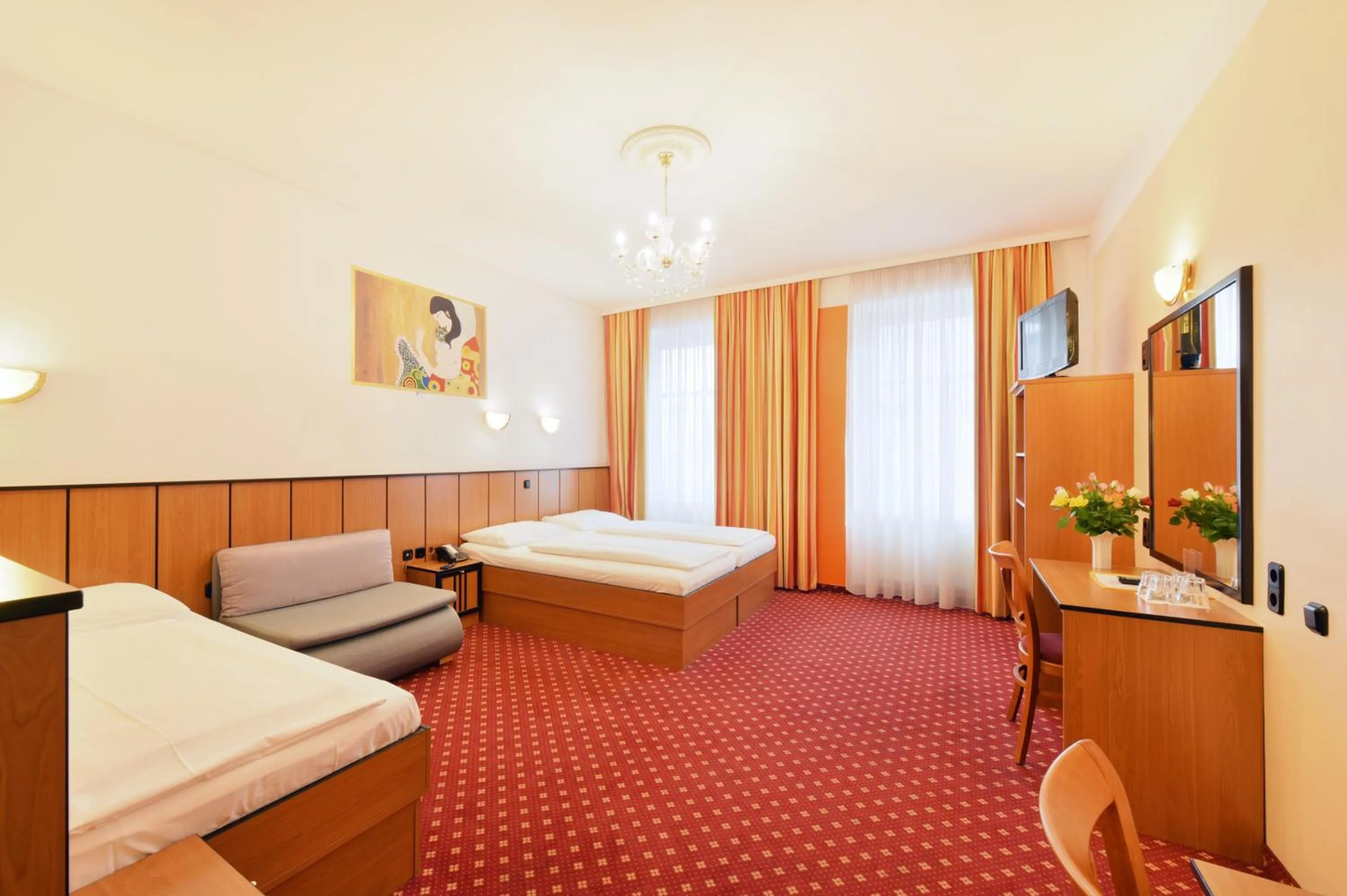 Photo of the whole room, Bed in Garten- und Kunsthotel Gabriel City