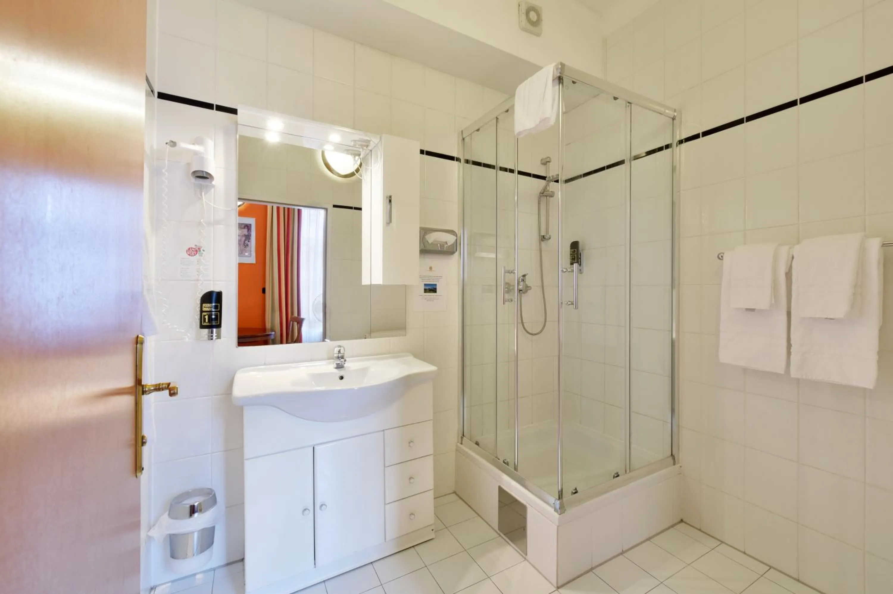 Bathroom in Garten- und Kunsthotel Gabriel City