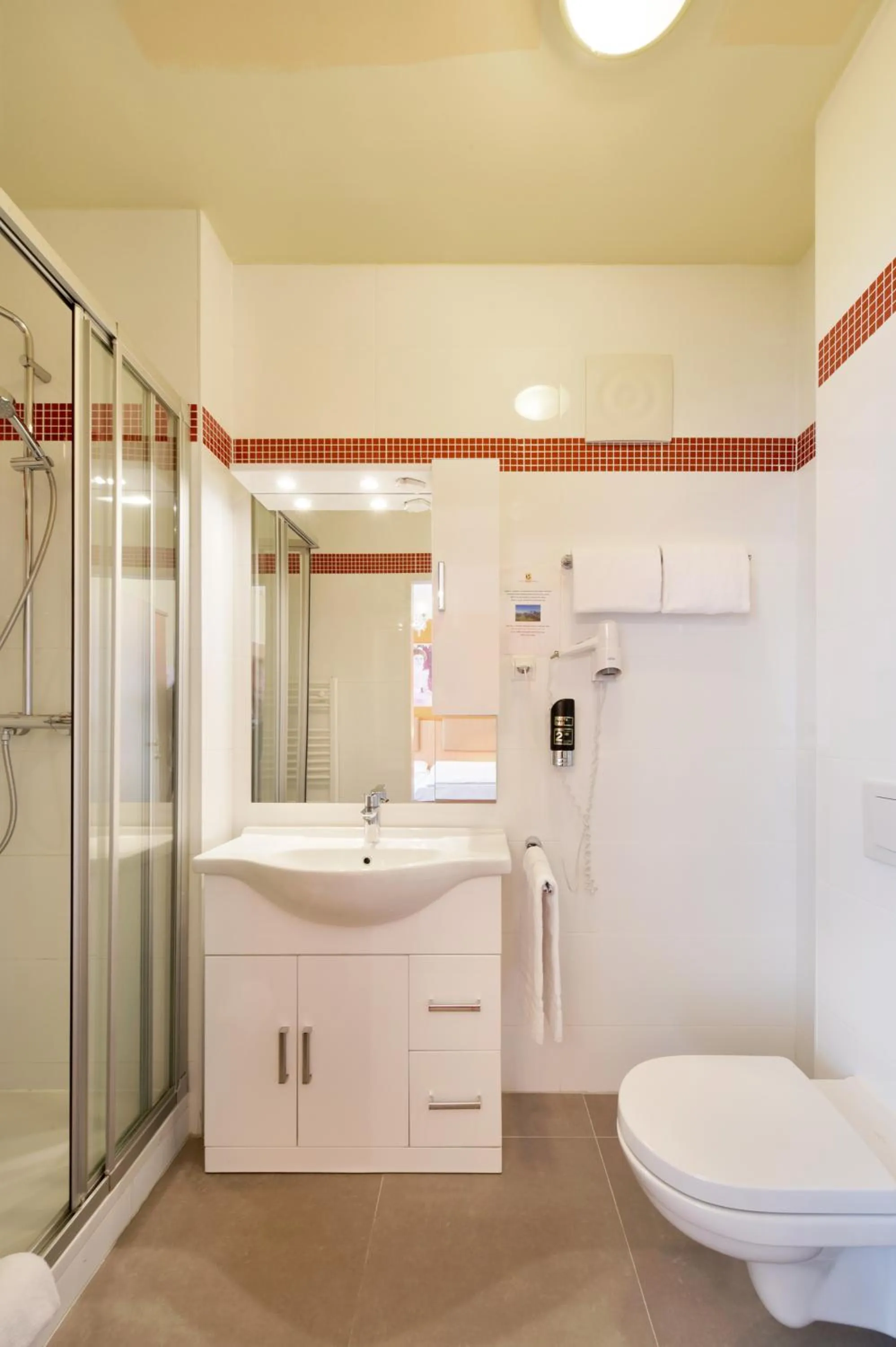 Bathroom in Garten- und Kunsthotel Gabriel City