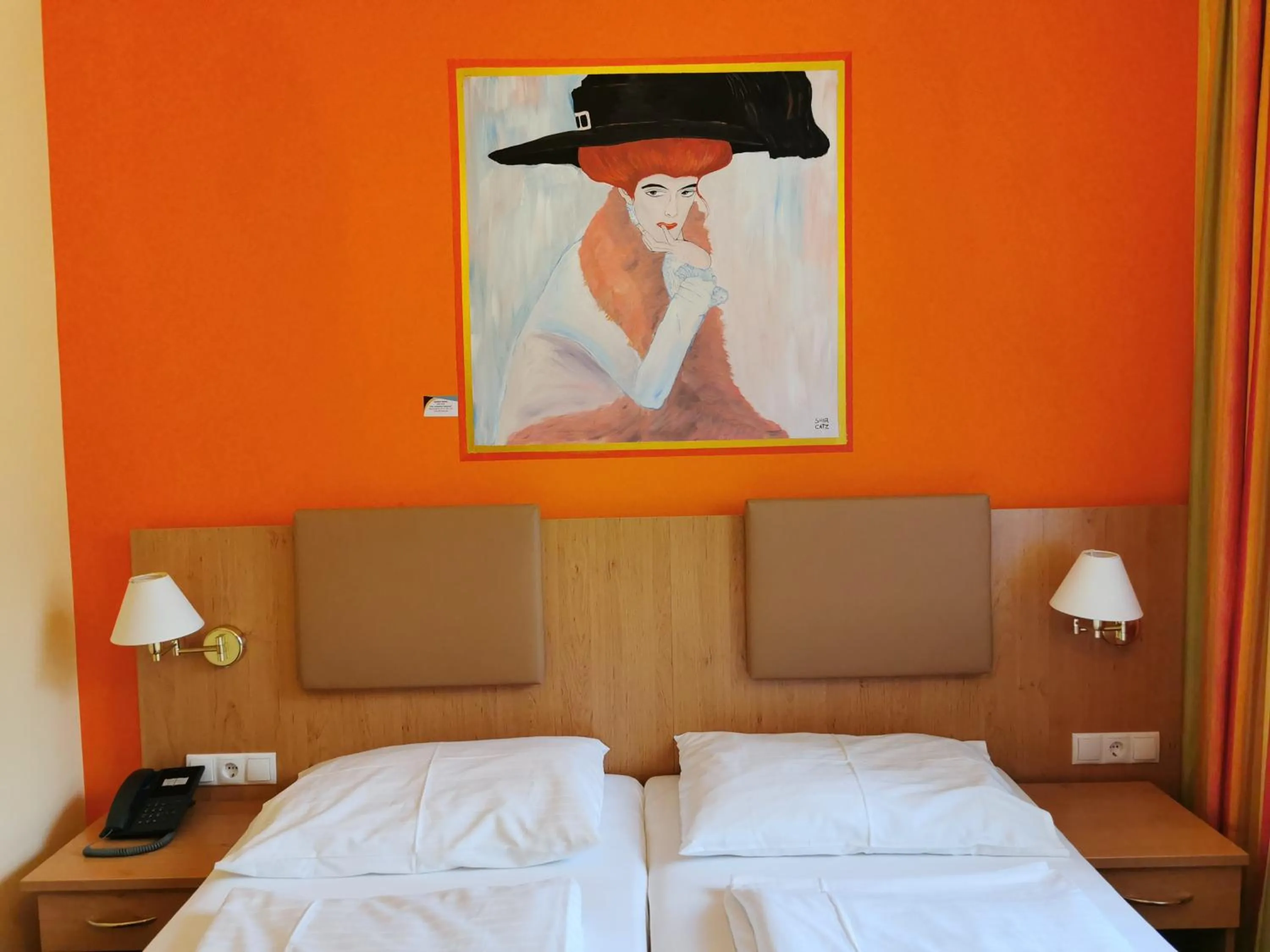 Photo of the whole room, Bed in Garten- und Kunsthotel Gabriel City