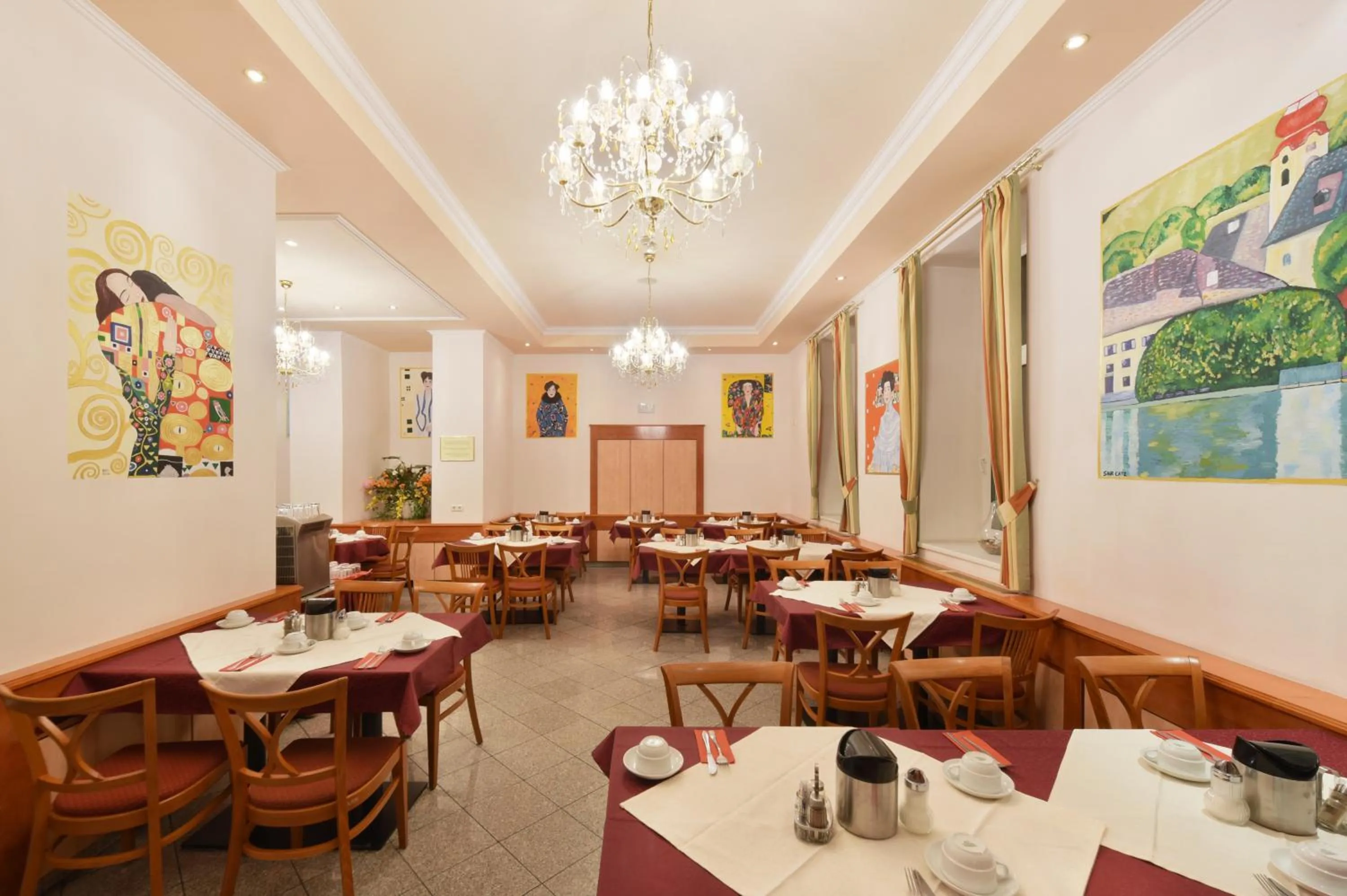 Restaurant/places to eat in Garten- und Kunsthotel Gabriel City