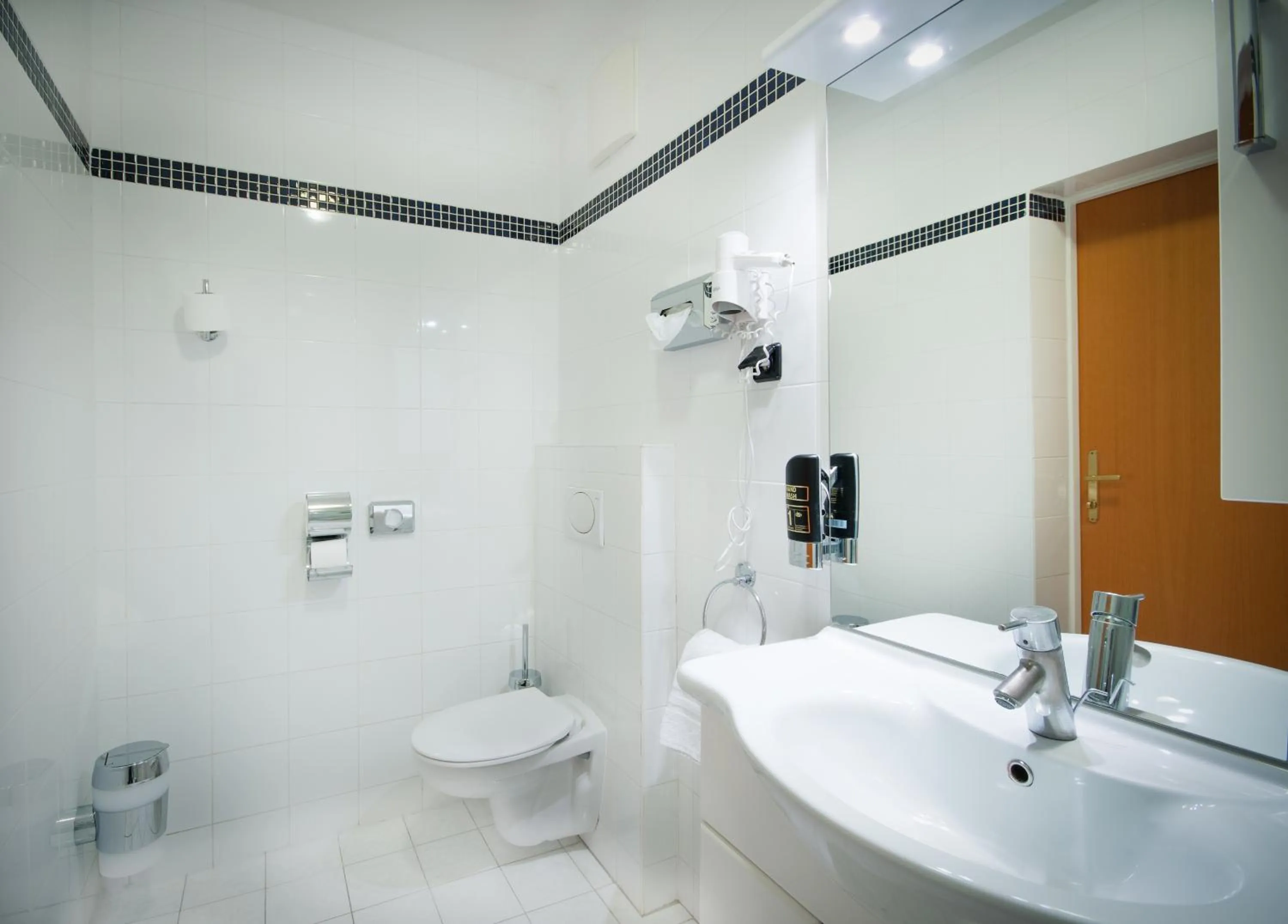 Bathroom in Garten- und Kunsthotel Gabriel City