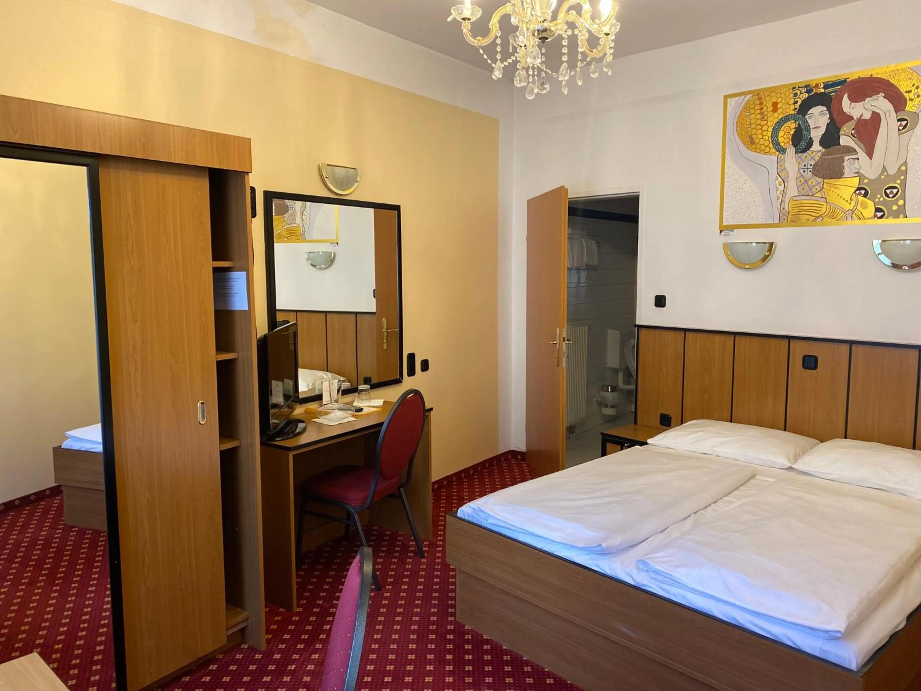 Photo of the whole room, Bed in Garten- und Kunsthotel Gabriel City