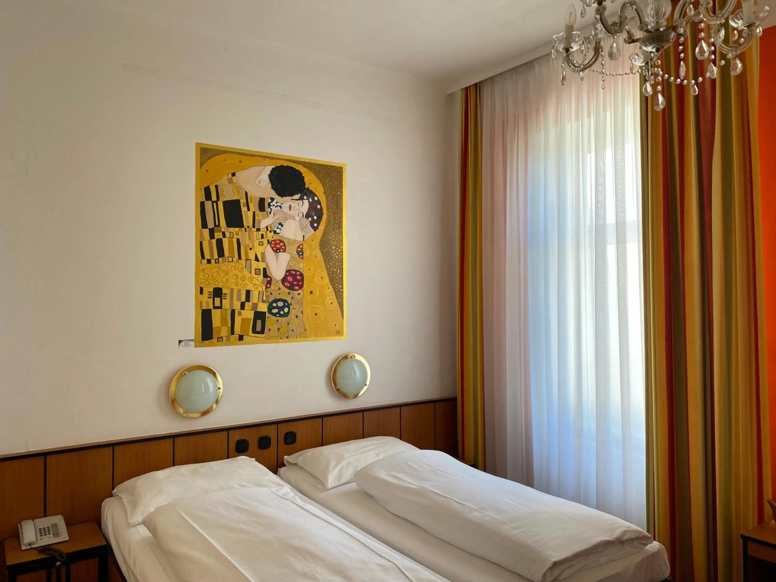 Photo of the whole room, Bed in Garten- und Kunsthotel Gabriel City