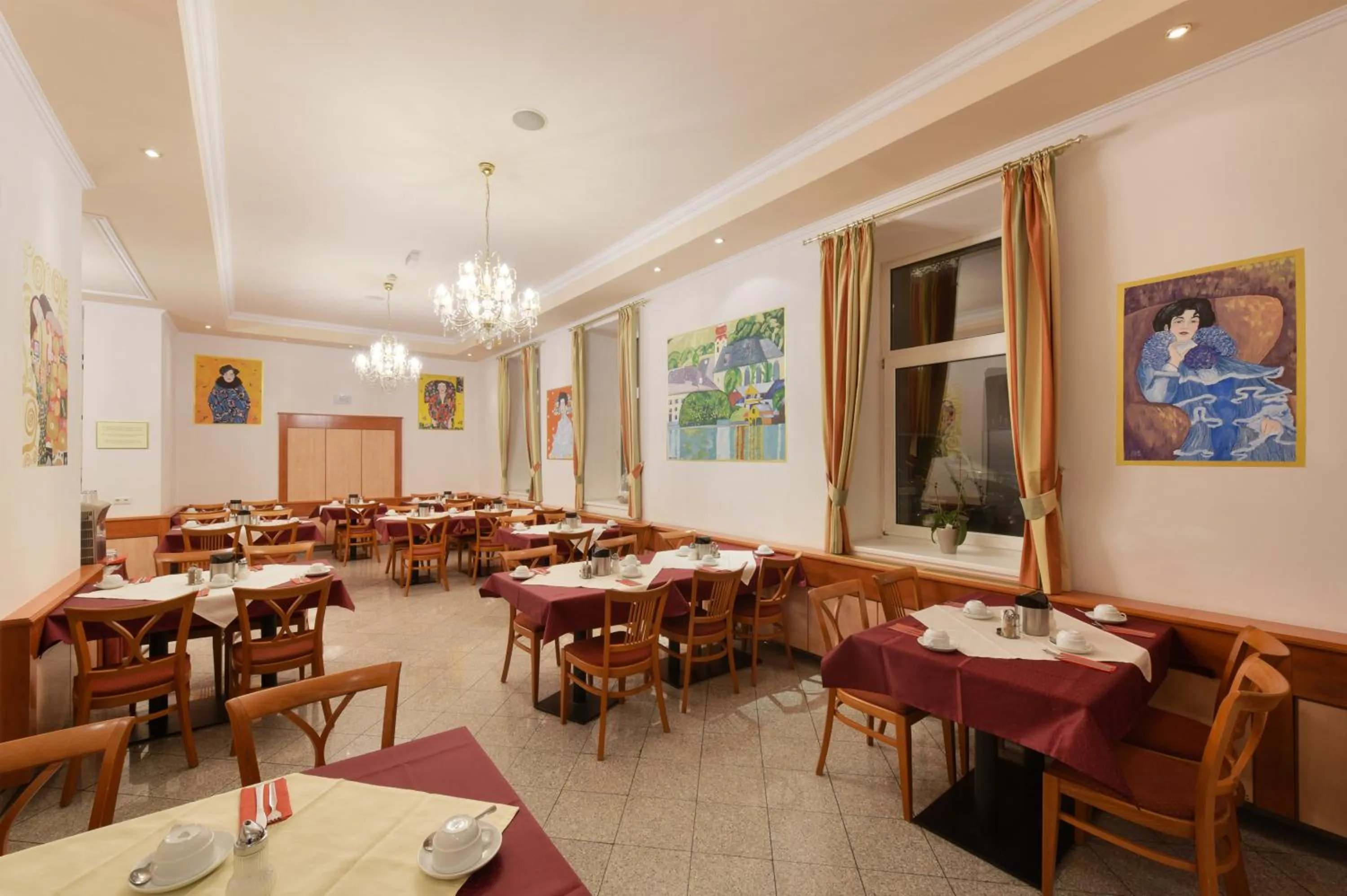 Breakfast in Garten- und Kunsthotel Gabriel City