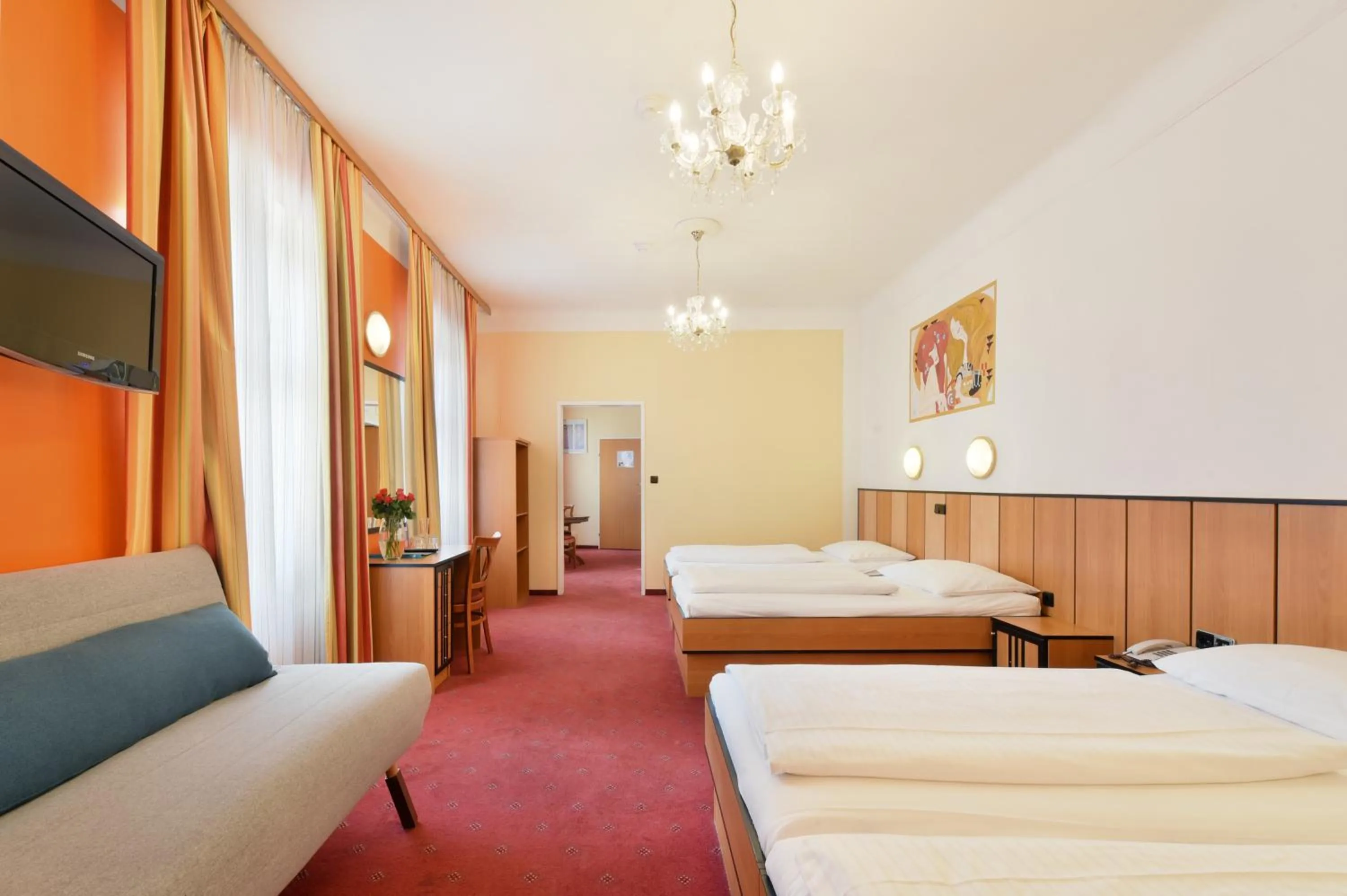 Photo of the whole room, Bed in Garten- und Kunsthotel Gabriel City