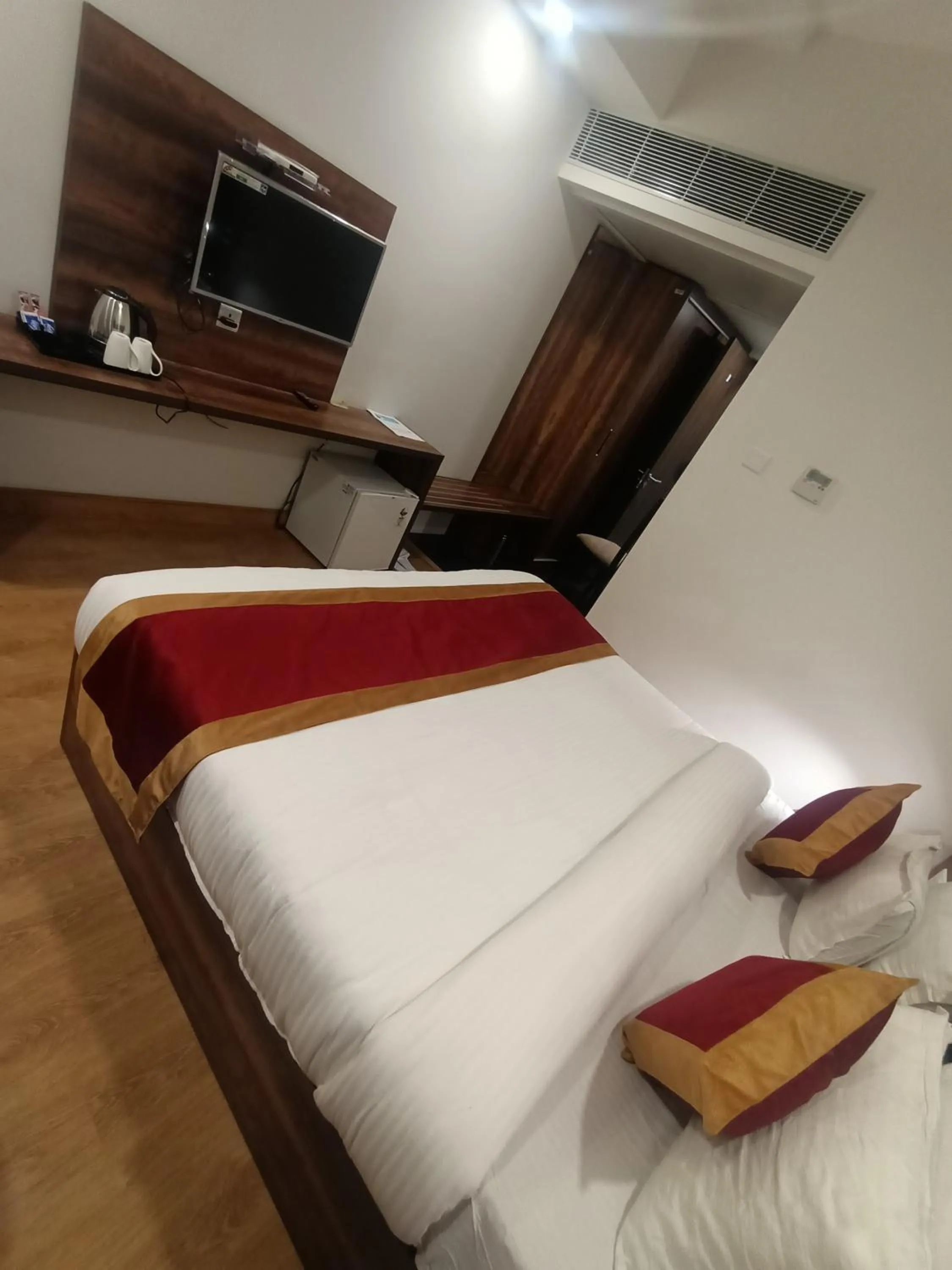 Bedroom, Bed in Clarks Inn Express, Jammu