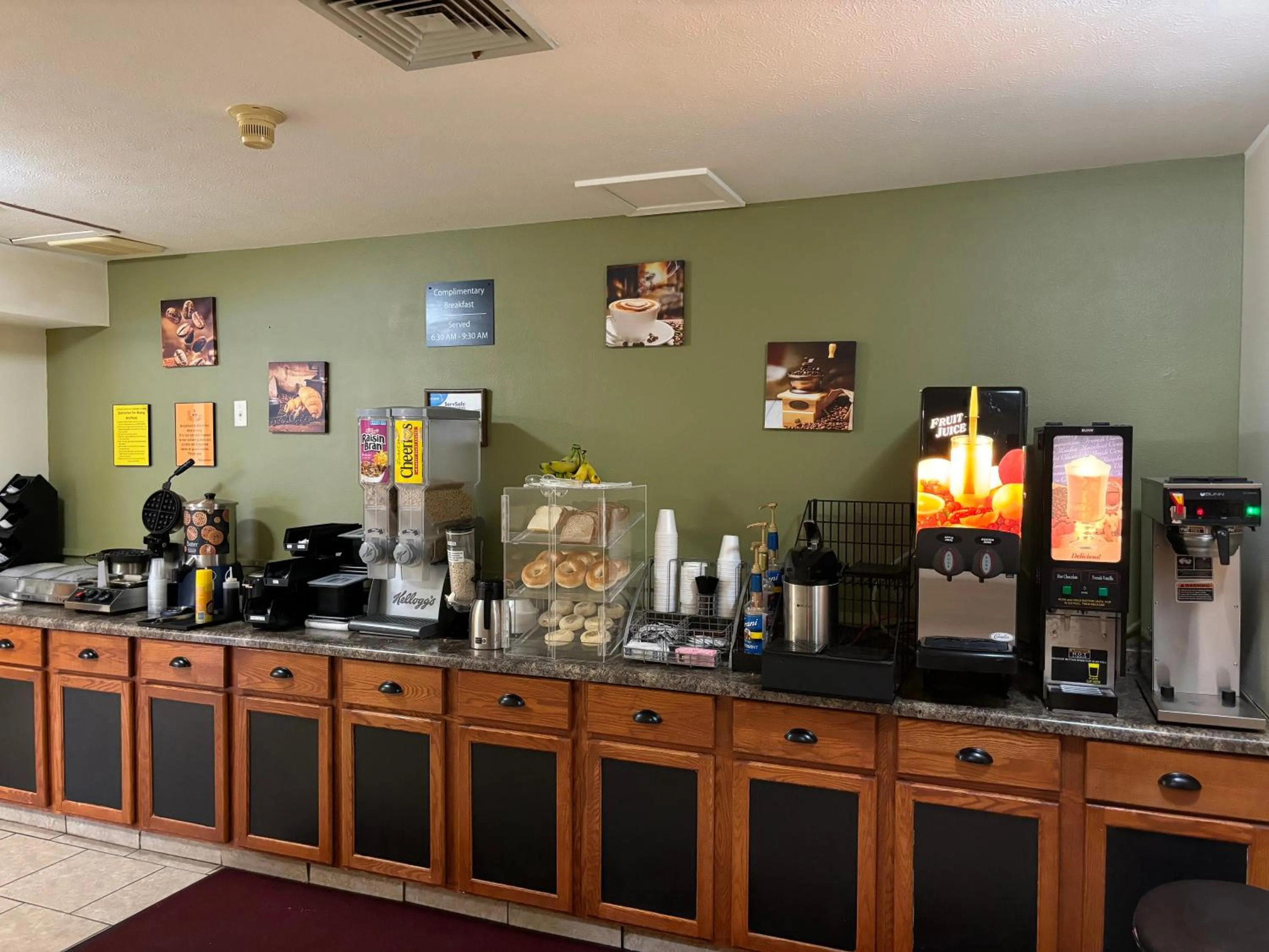 Breakfast in AmeriVu Inn and Suites Shawano WI