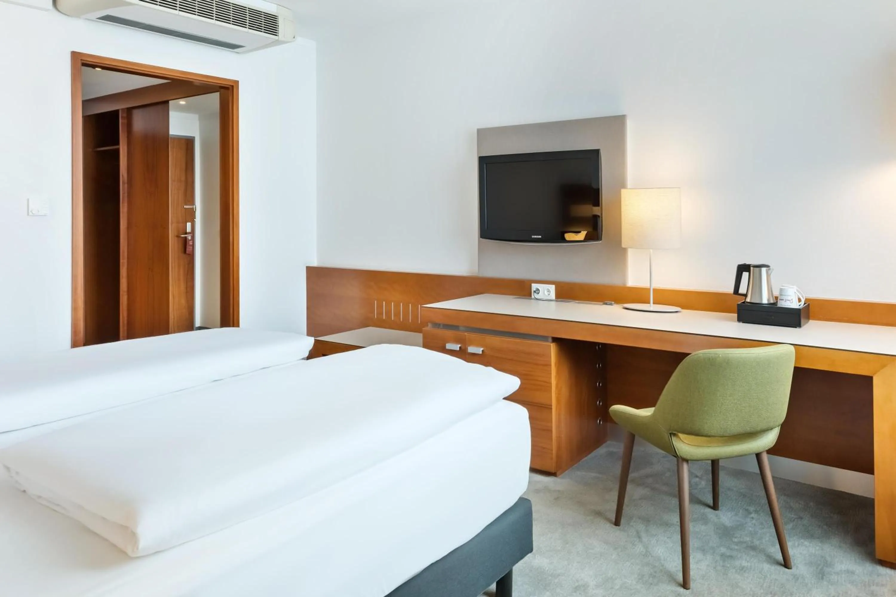 Photo of the whole room, Bed in Austria Trend Hotel Europa Graz Hauptbahnhof