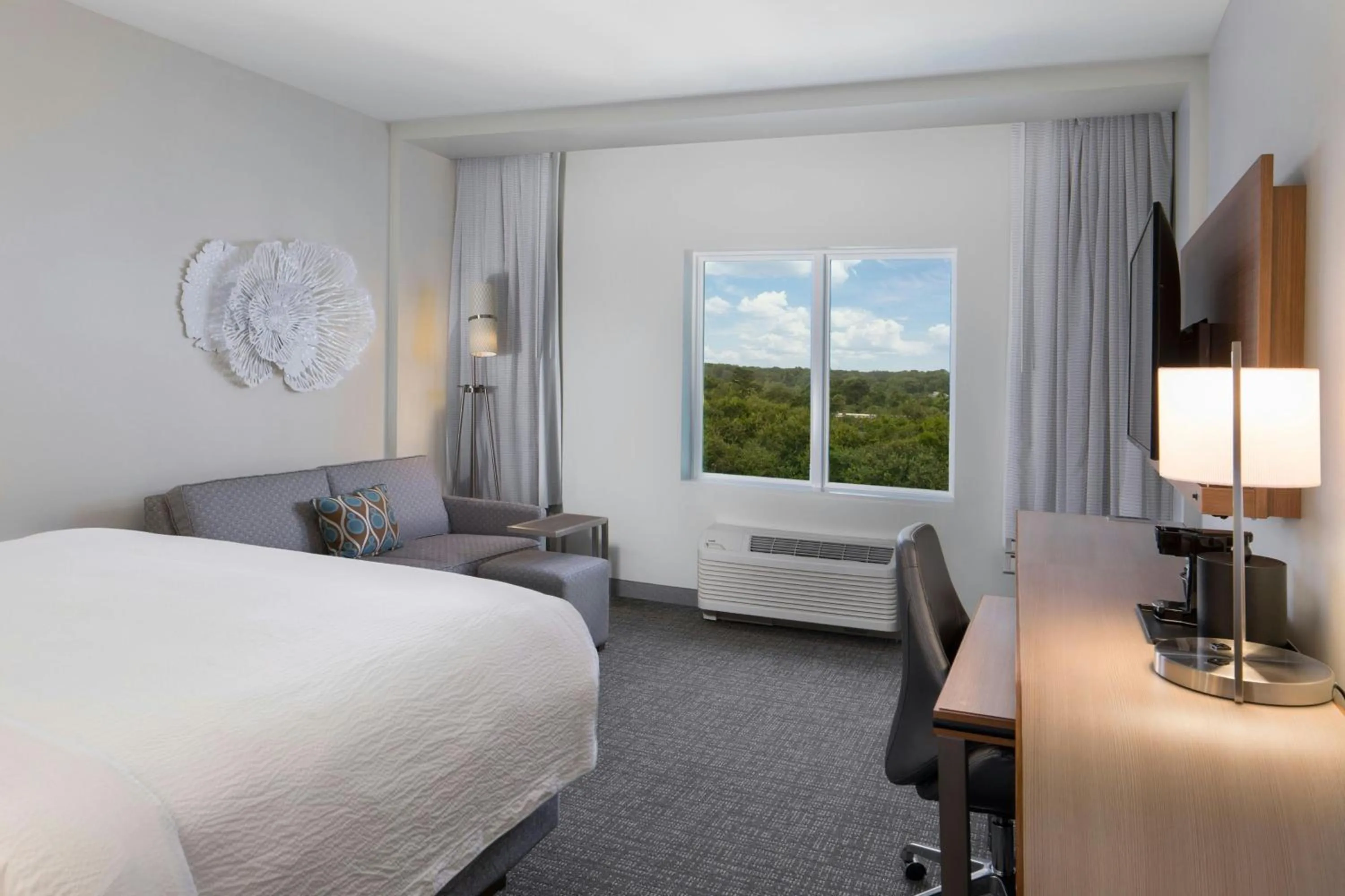 Photo of the whole room, Bed in Courtyard Amelia Island