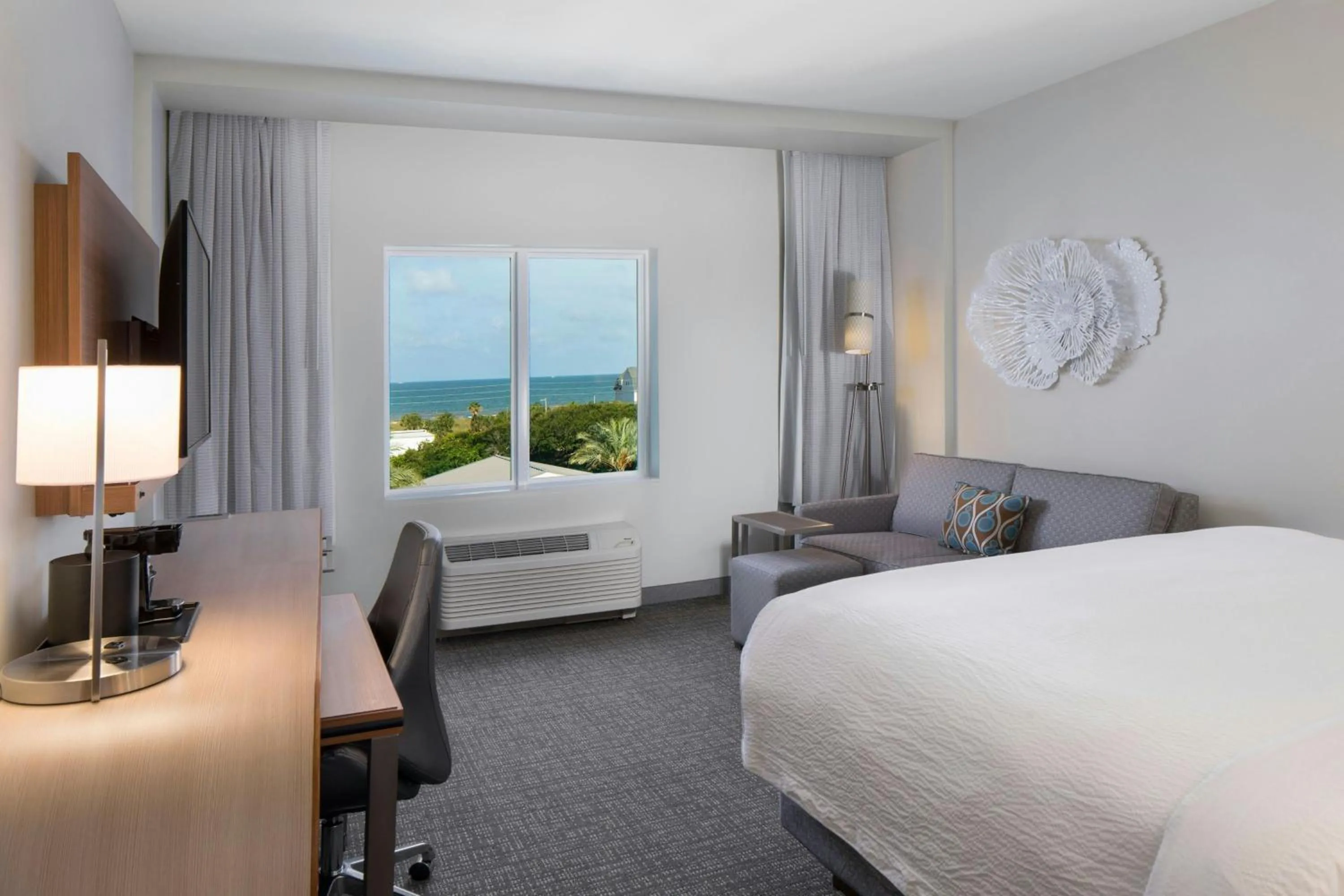 Photo of the whole room, Bed in Courtyard Amelia Island