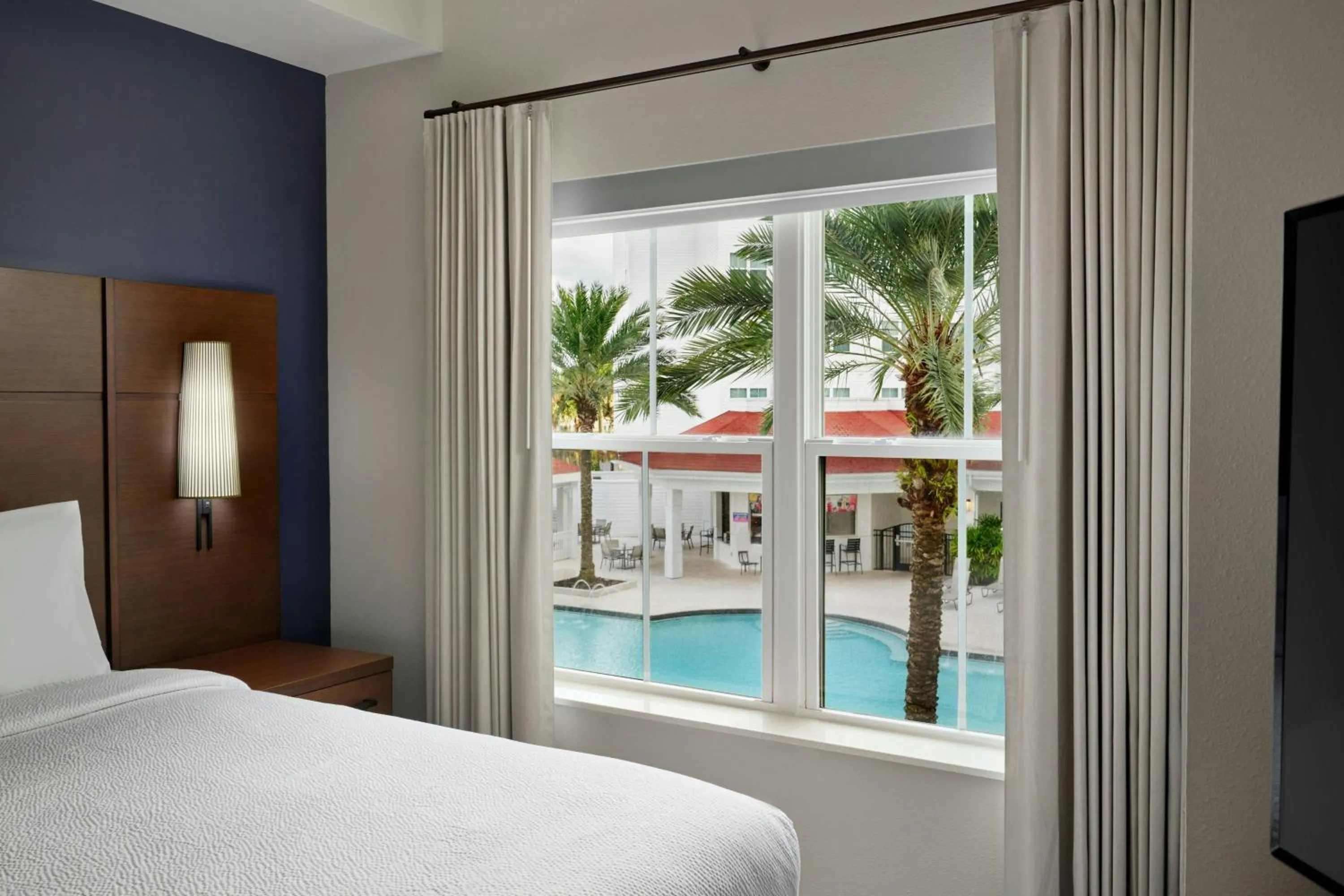 Swimming pool, Bed in Residence Inn by Marriott Orlando at FLAMINGO CROSSINGS Town Center