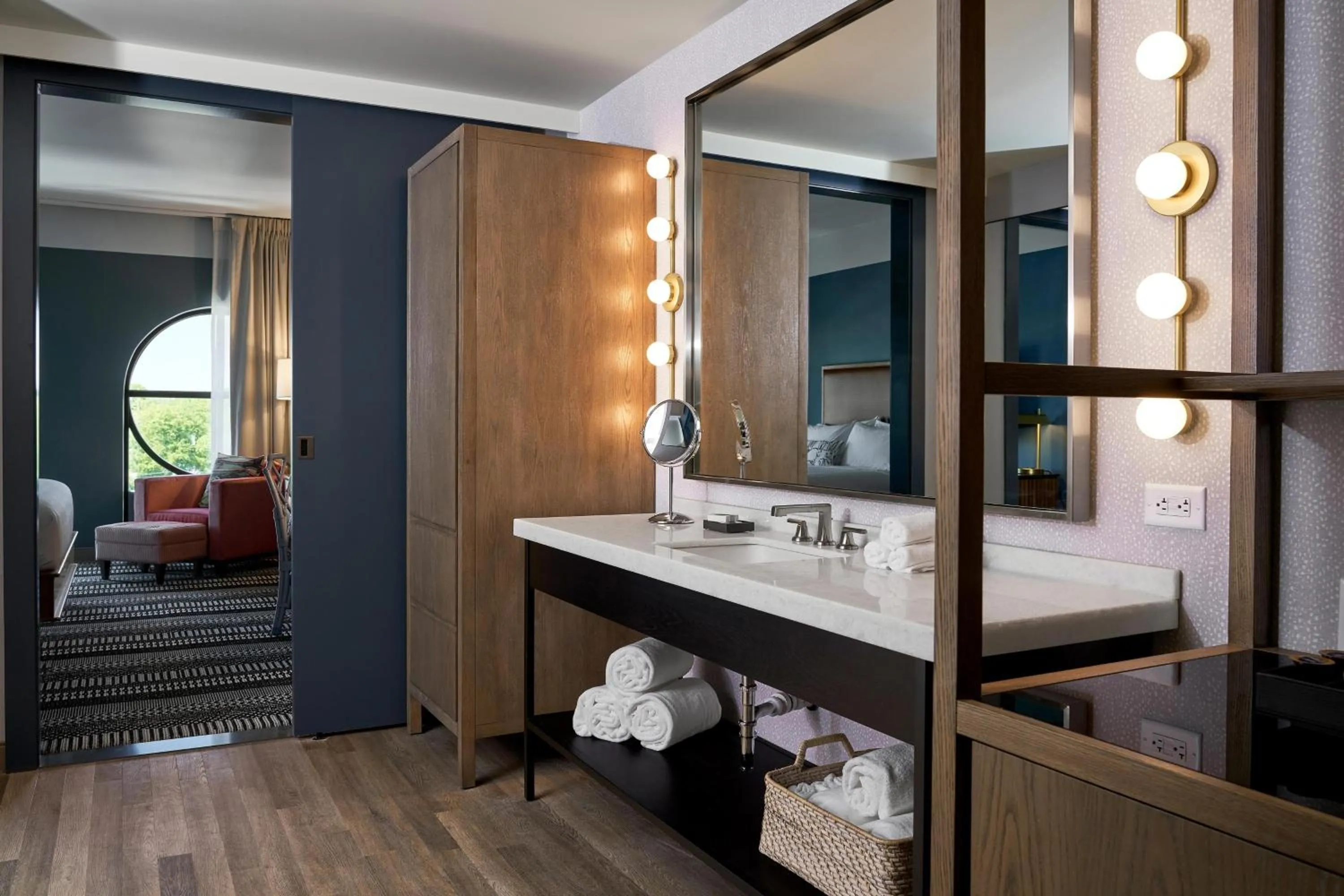 Bathroom, Bed in The Memphian, a Tribute Portfolio Hotel