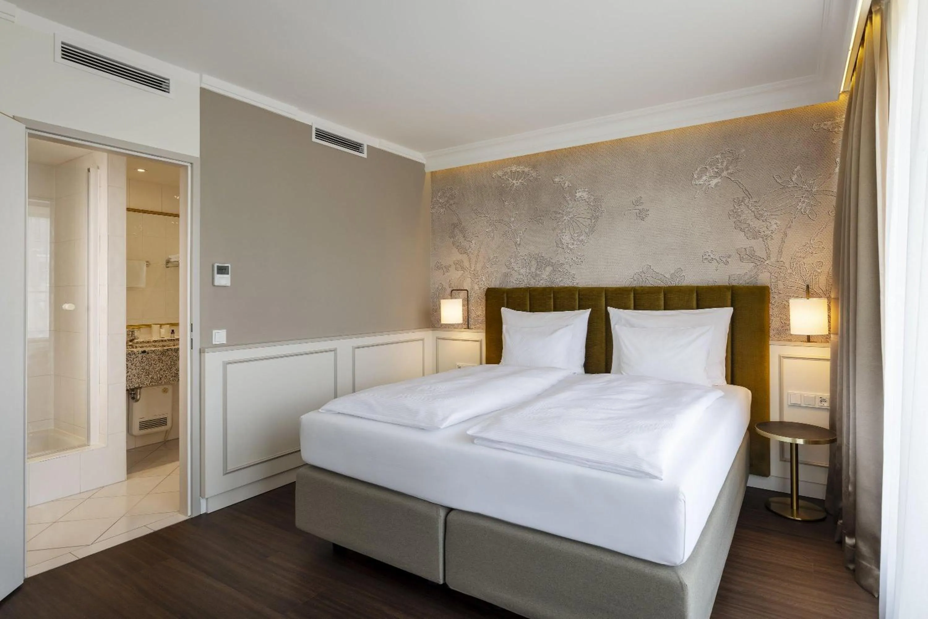 Bed in ARCOTEL Castellani Salzburg