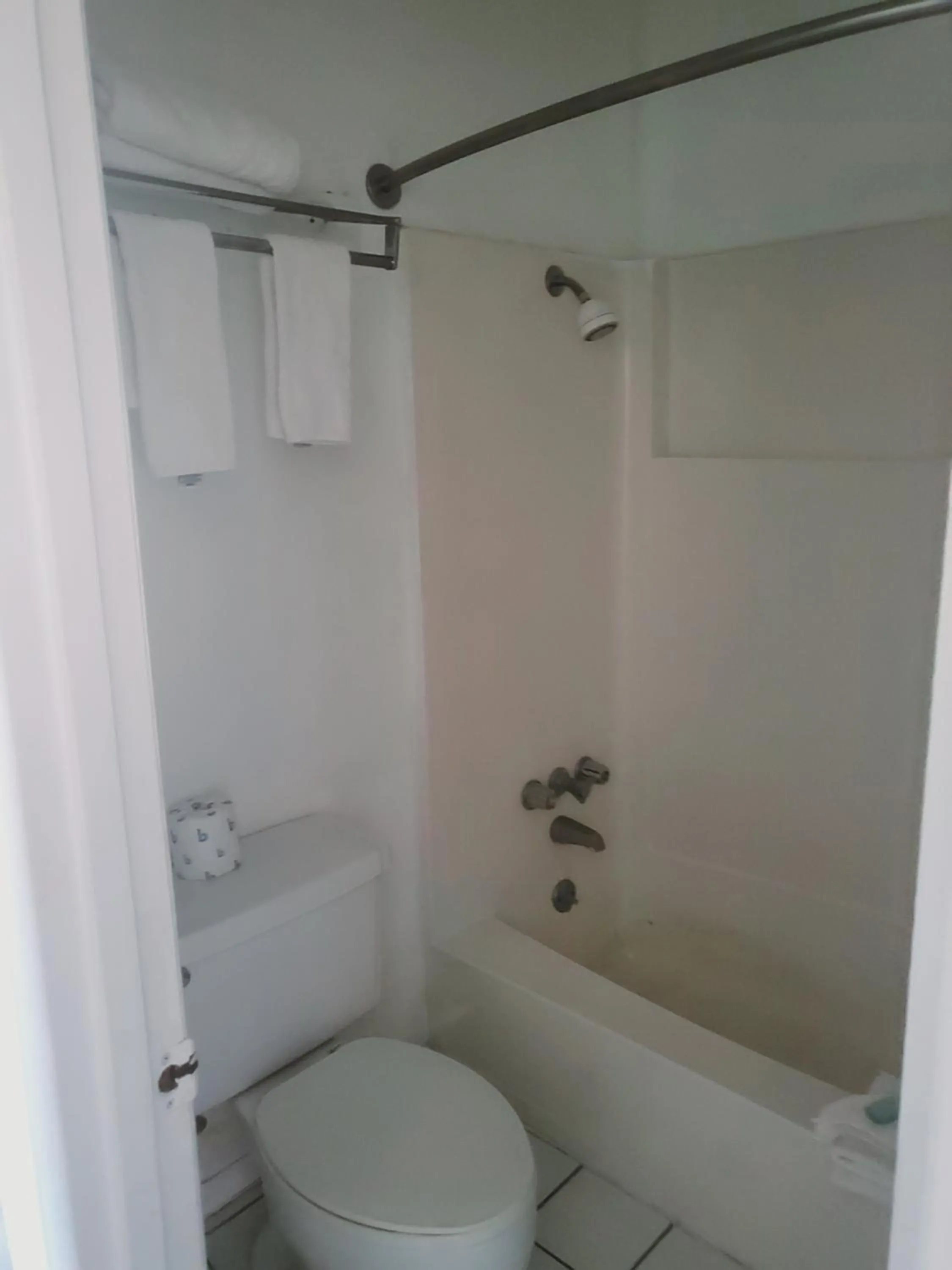 Bathroom in Suburban Studios Brazil