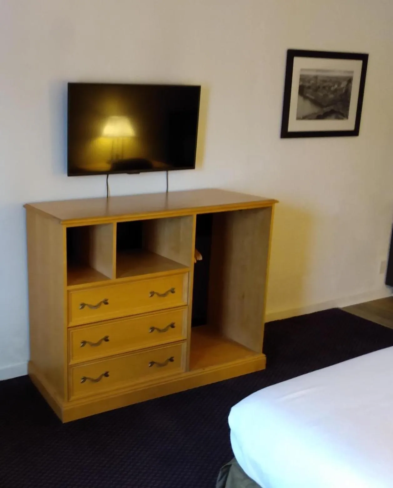 TV and multimedia, Bed in Suburban Studios Brazil