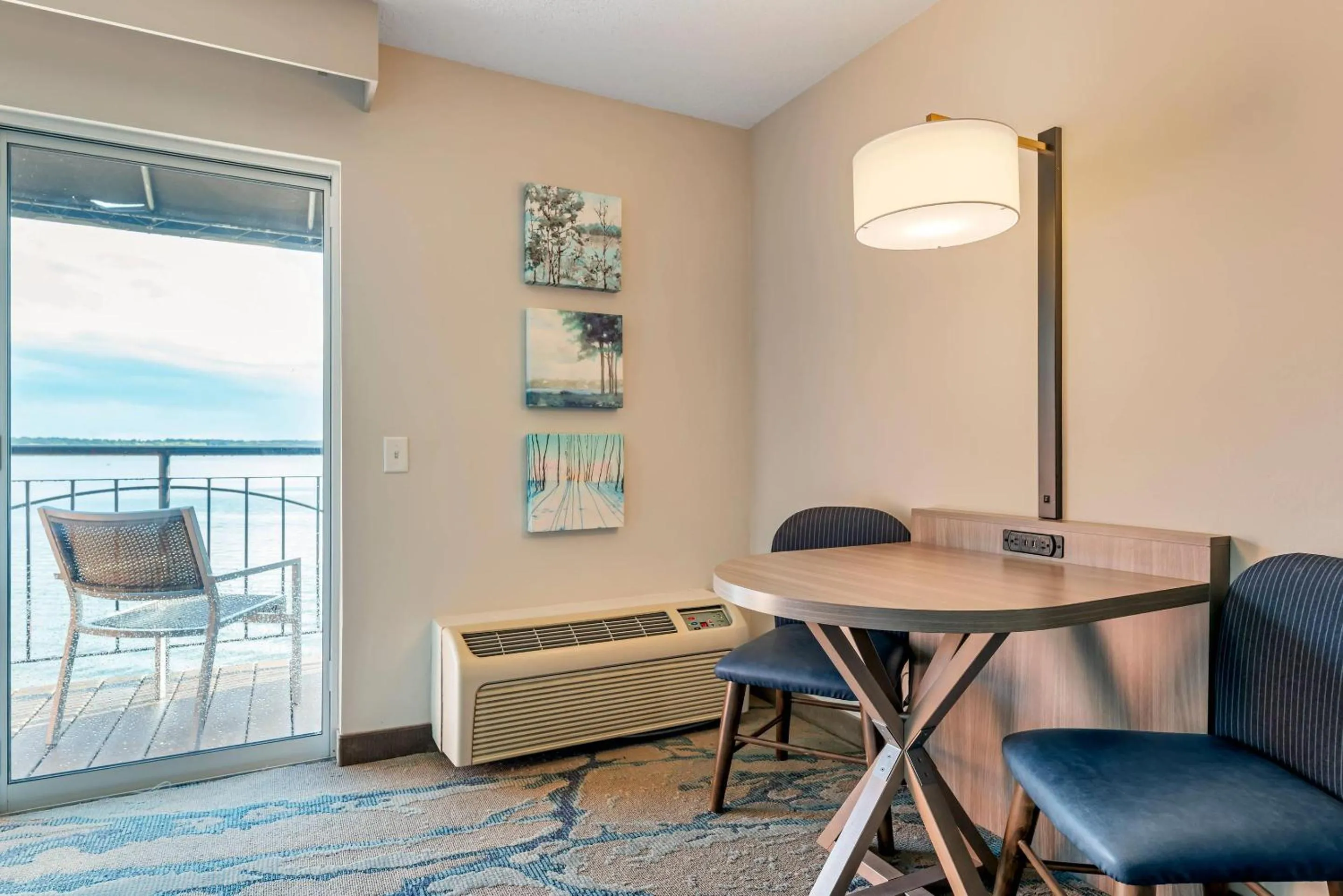 Bedroom in Heidel House Hotel and Conference Center, an Ascend Collection Hotel
