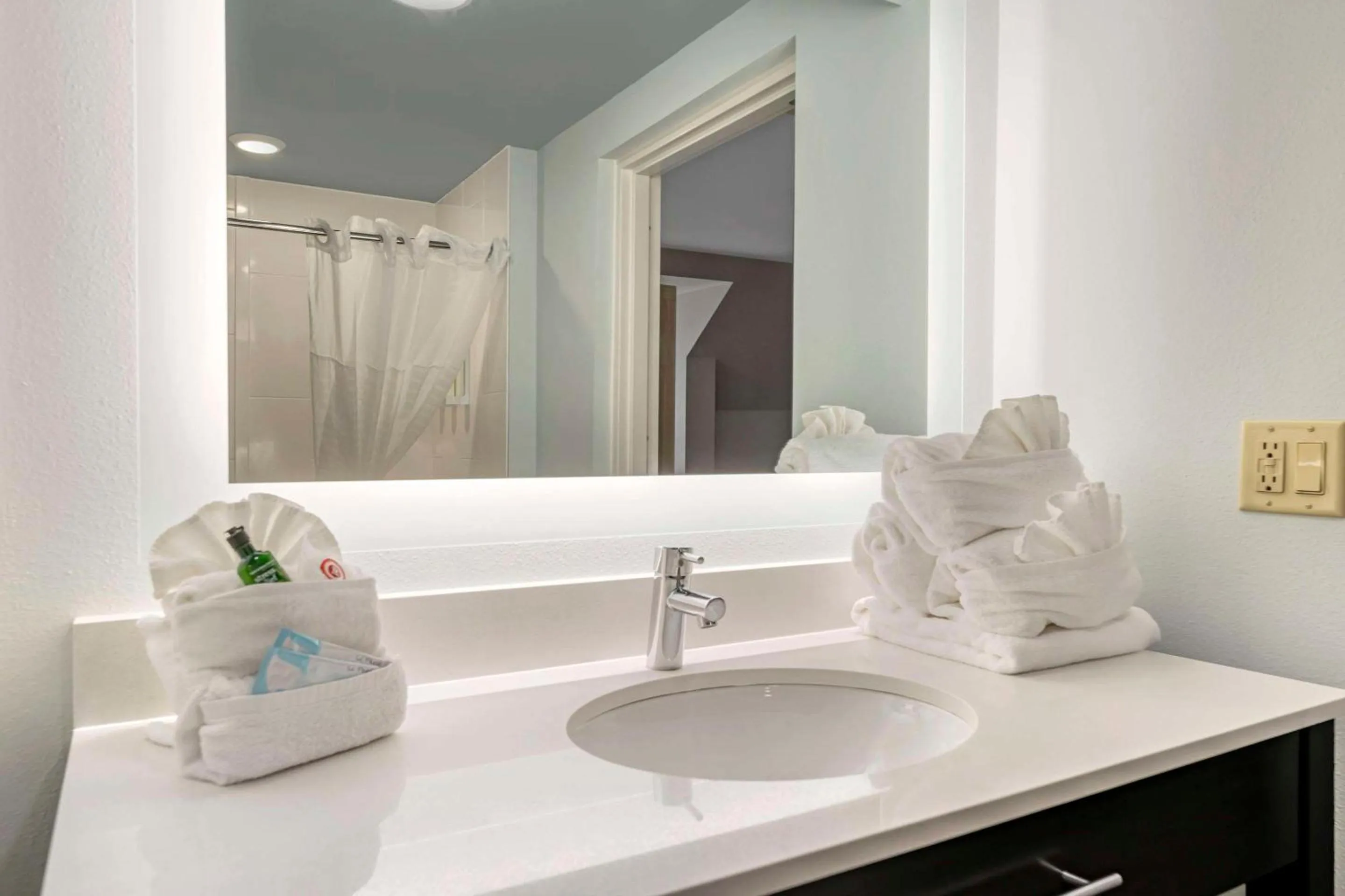 Bedroom in Heidel House Hotel and Conference Center, an Ascend Collection Hotel